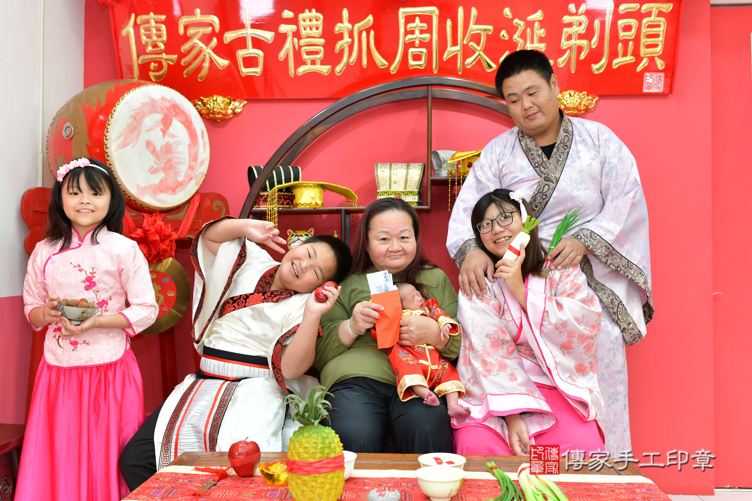 佑佑寶寶(台中市北區嬰兒寶寶滿月剃頭理髮、嬰兒剃胎毛儀式吉祥話)。中國風會場，爸媽寶貝穿「日中韓」古裝禮服。專業拍照、證書。★購買「臍帶章、肚臍章、胎毛筆刷印章」贈送：剃頭、收涎、抓周，三選一。2025.1.24，照片10