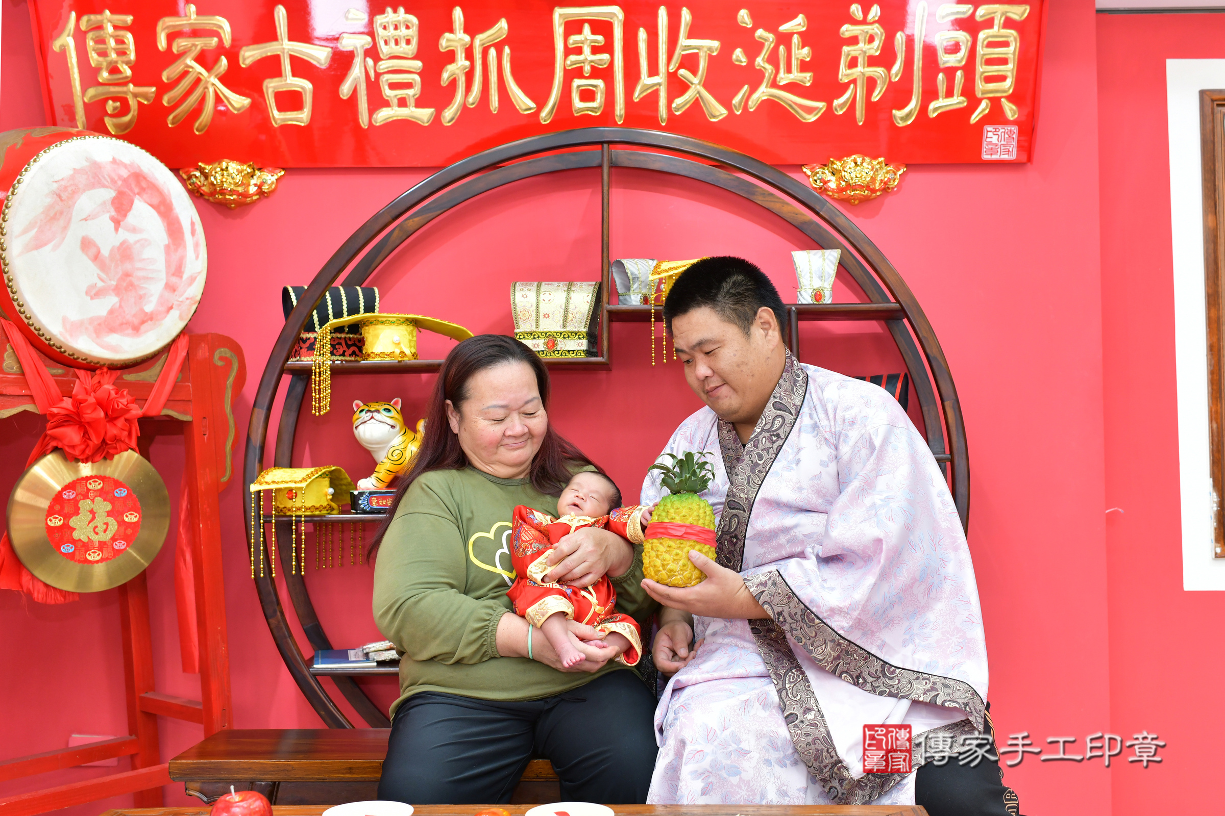 佑佑寶寶(台中市北區嬰兒寶寶滿月剃頭理髮、嬰兒剃胎毛儀式吉祥話)。中國風會場，爸媽寶貝穿「日中韓」古裝禮服。專業拍照、證書。★購買「臍帶章、肚臍章、胎毛筆刷印章」贈送：剃頭、收涎、抓周，三選一。2025.1.24，照片13
