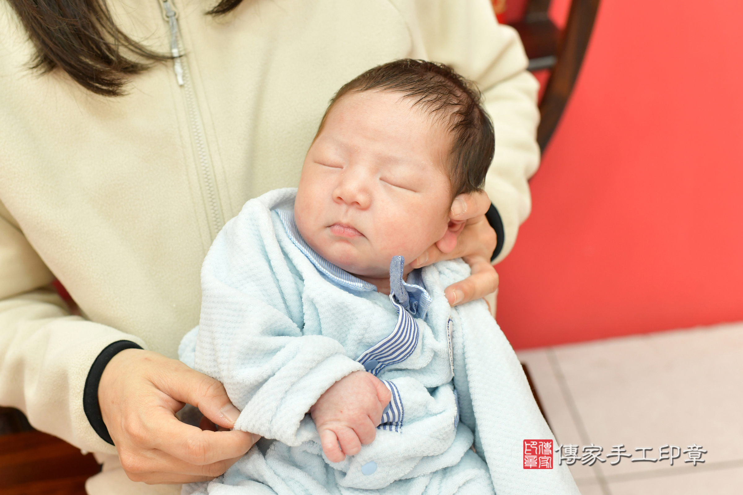 小希寶寶(台中市北區嬰兒寶寶滿月剃頭理髮、嬰兒剃胎毛儀式吉祥話)。中國風會場，爸媽寶貝穿「日中韓」古裝禮服。專業拍照、證書。★購買「臍帶章、肚臍章、胎毛筆刷印章」贈送：剃頭、收涎、抓周，三選一。2025.2.4，照片22