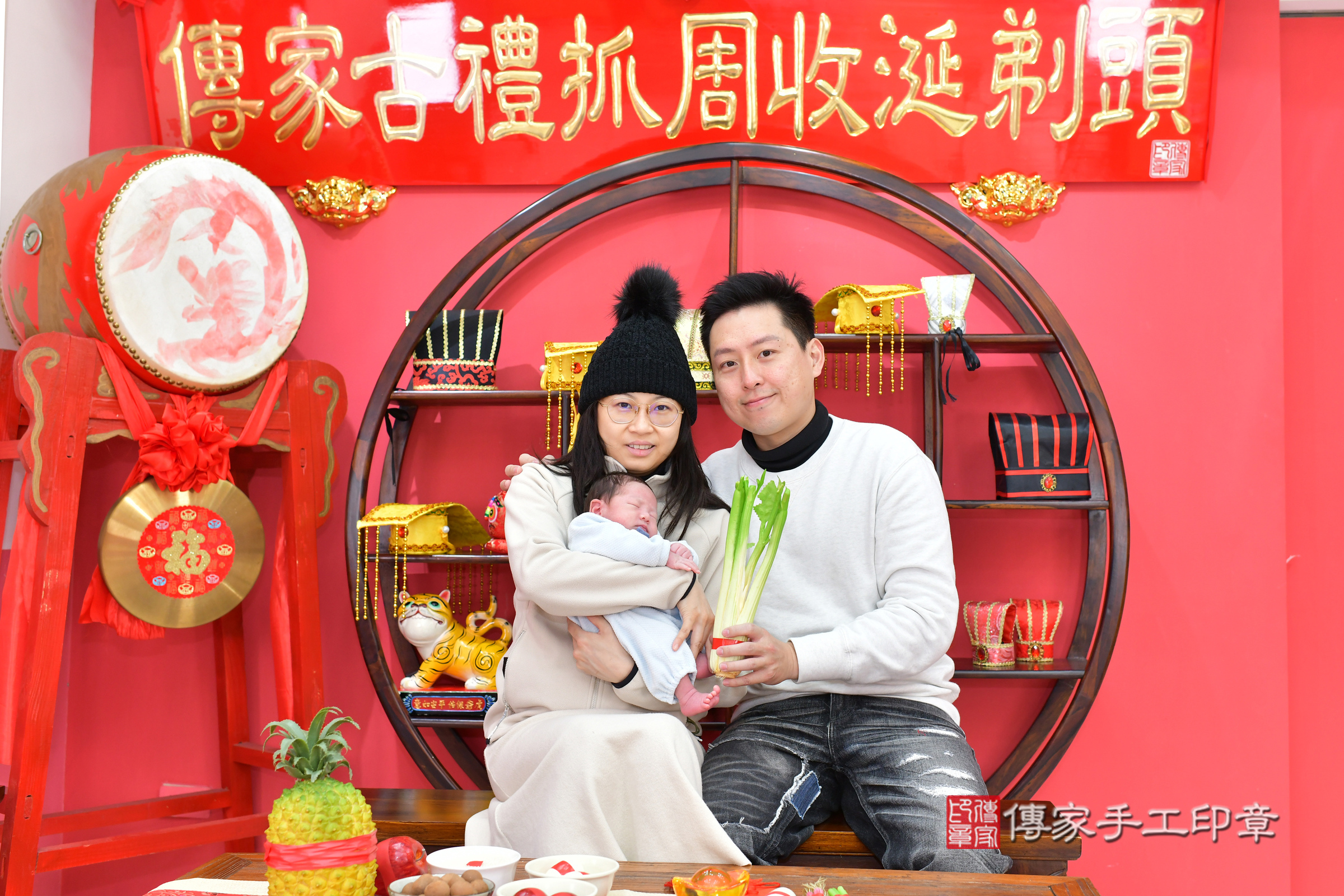 小希寶寶(台中市北區嬰兒寶寶滿月剃頭理髮、嬰兒剃胎毛儀式吉祥話)。中國風會場，爸媽寶貝穿「日中韓」古裝禮服。專業拍照、證書。★購買「臍帶章、肚臍章、胎毛筆刷印章」贈送：剃頭、收涎、抓周，三選一。2025.2.4，照片16