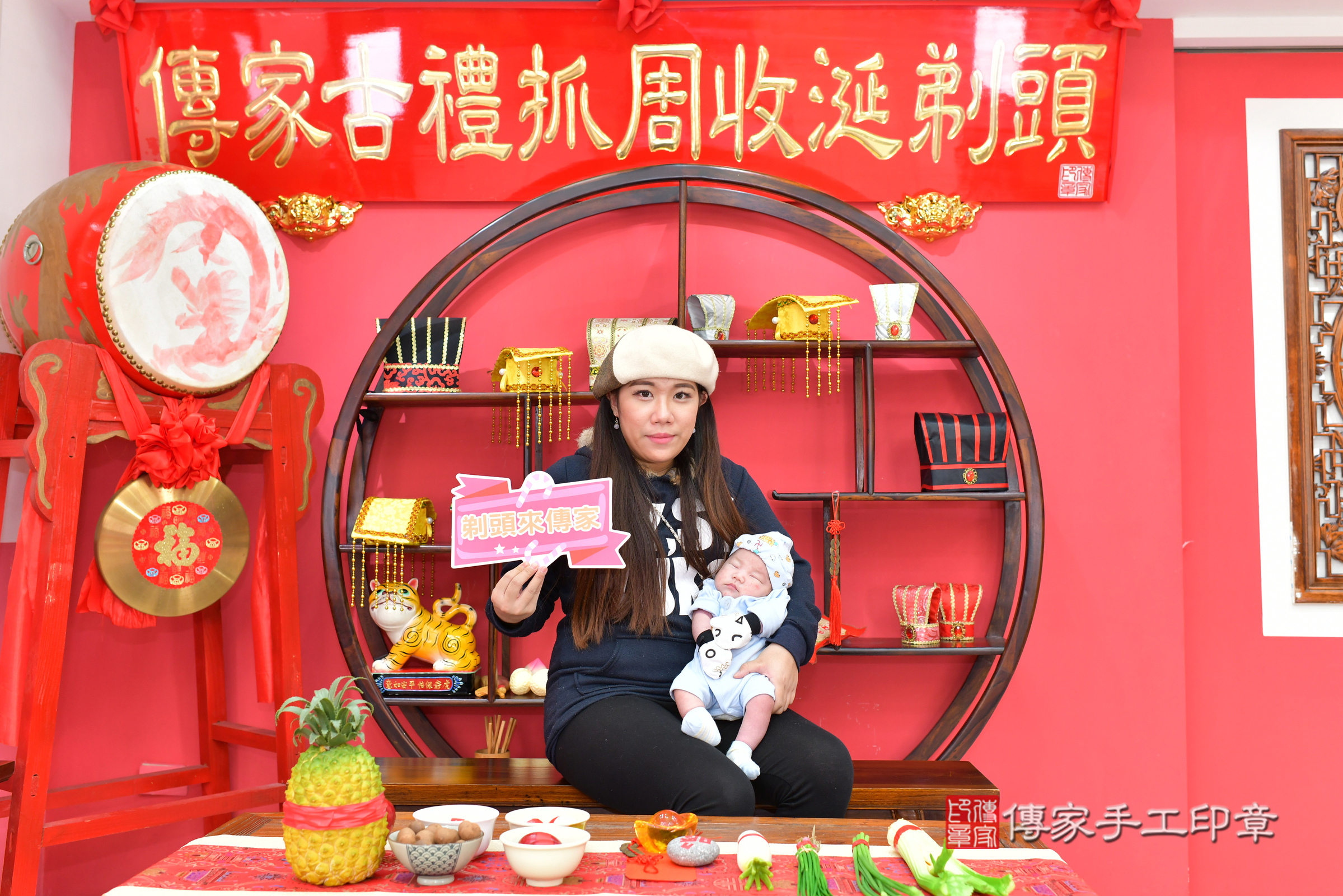 明明寶寶(台中市北區嬰兒寶寶滿月剃頭理髮、嬰兒剃胎毛儀式吉祥話)。中國風會場，爸媽寶貝穿「日中韓」古裝禮服。專業拍照、證書。★購買「臍帶章、肚臍章、胎毛筆刷印章」贈送：剃頭、收涎、抓周，三選一。2025.2.5，照片1