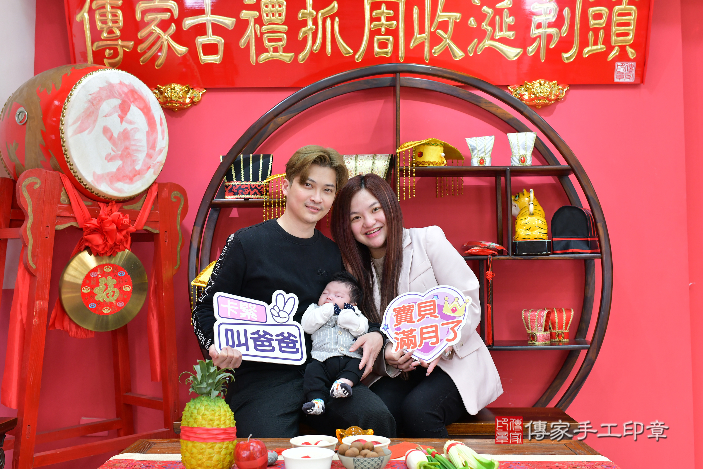 瑒瑒寶寶(台中市北區嬰兒寶寶滿月剃頭理髮、嬰兒剃胎毛儀式吉祥話)。中國風會場，爸媽寶貝穿「日中韓」古裝禮服。專業拍照、證書。★購買「臍帶章、肚臍章、胎毛筆刷印章」贈送：剃頭、收涎、抓周，三選一。2025.2.11，照片1