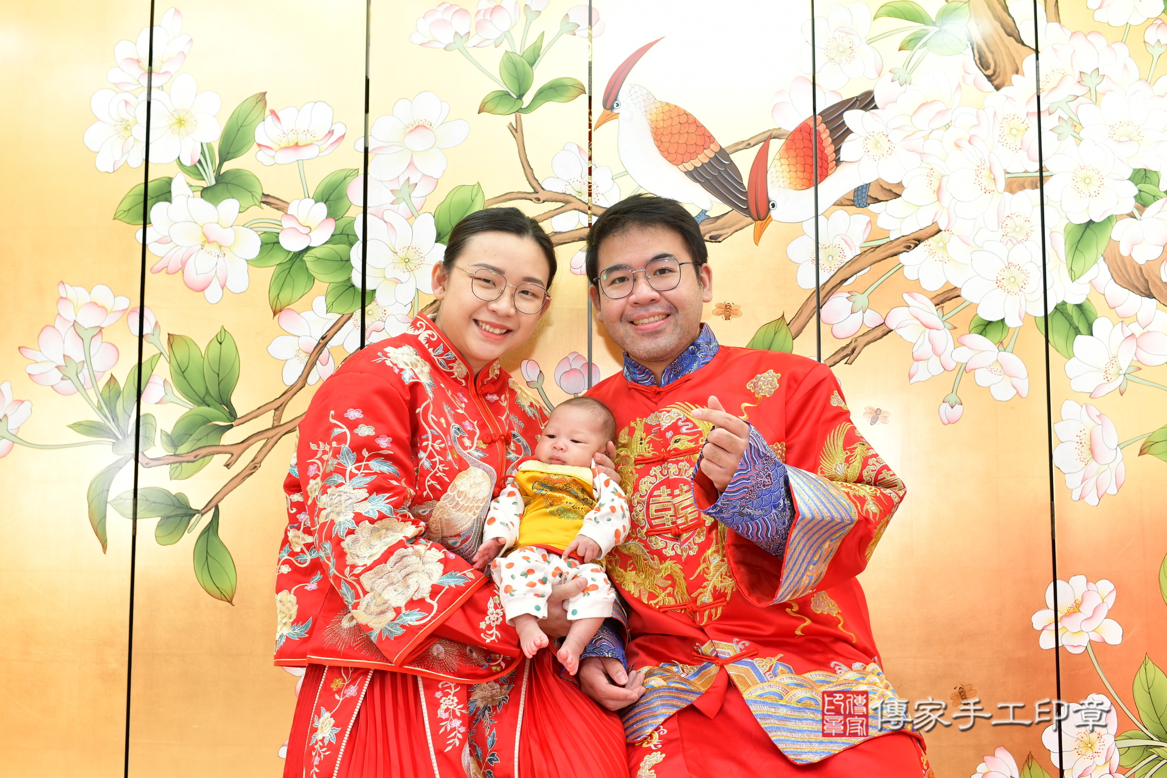 娜娜寶寶(台中市北區嬰兒寶寶滿月剃頭理髮、嬰兒剃胎毛儀式吉祥話)。中國風會場，爸媽寶貝穿「日中韓」古裝禮服。專業拍照、證書。★購買「臍帶章、肚臍章、胎毛筆刷印章」贈送：剃頭、收涎、抓周，三選一。2025.2.15，照片1
