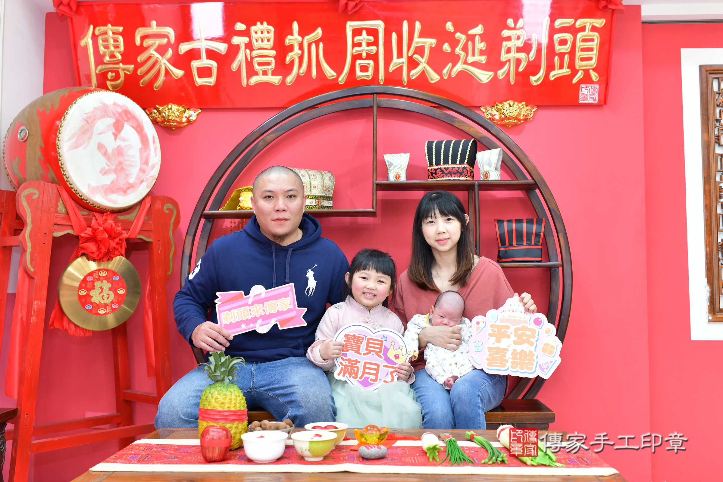 皓皓寶寶(台中市北區嬰兒寶寶滿月剃頭理髮、嬰兒剃胎毛儀式吉祥話)。中國風會場，爸媽寶貝穿「日中韓」古裝禮服。專業拍照、證書。★購買「臍帶章、肚臍章、胎毛筆刷印章」贈送：剃頭、收涎、抓周，三選一。2025.2.20，照片1