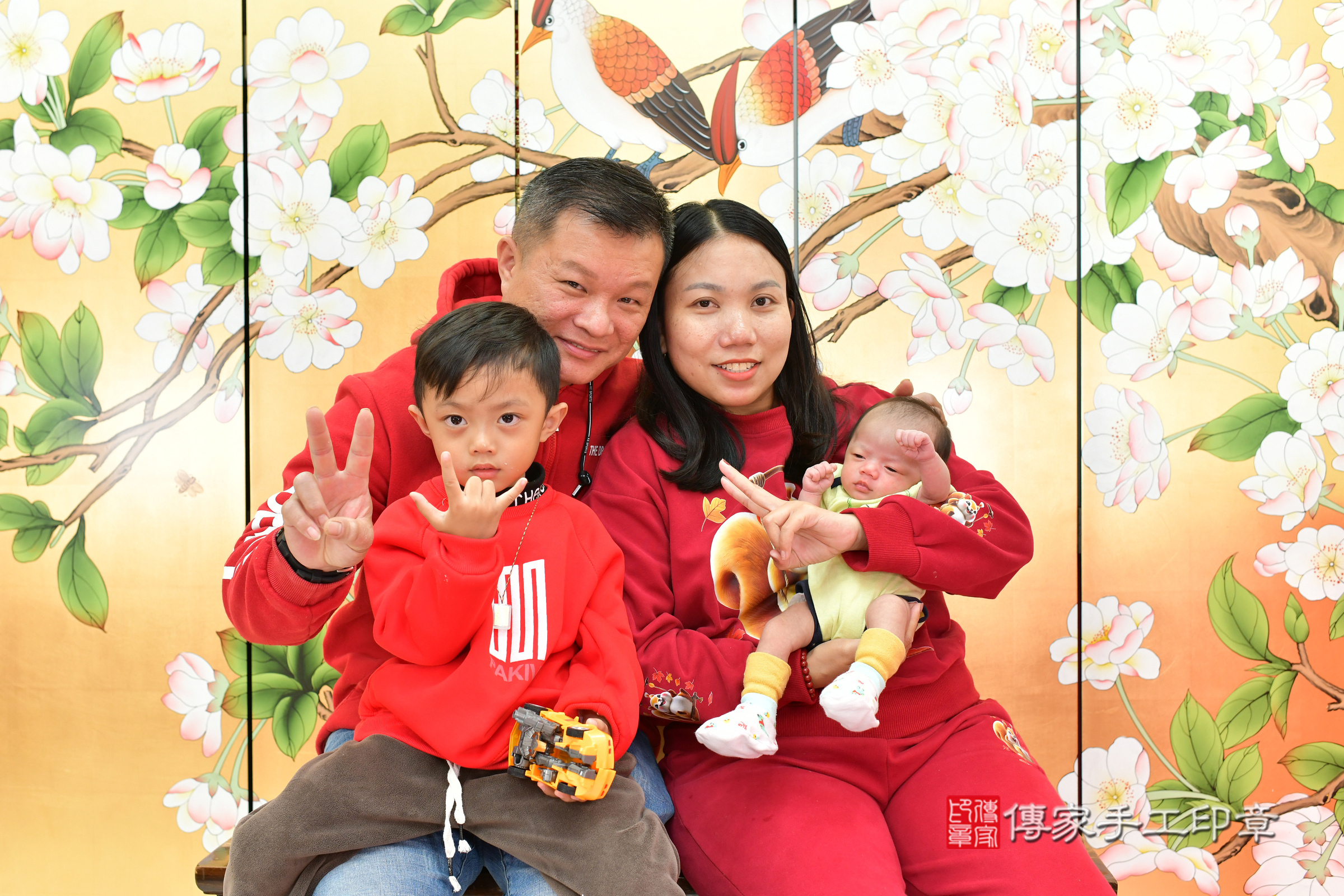 小瑩寶寶(台中市北區嬰兒寶寶滿月剃頭理髮、嬰兒剃胎毛儀式吉祥話)。中國風會場，爸媽寶貝穿「日中韓」古裝禮服。專業拍照、證書。★購買「臍帶章、肚臍章、胎毛筆刷印章」贈送：剃頭、收涎、抓周，三選一。2025.2.21，照片1