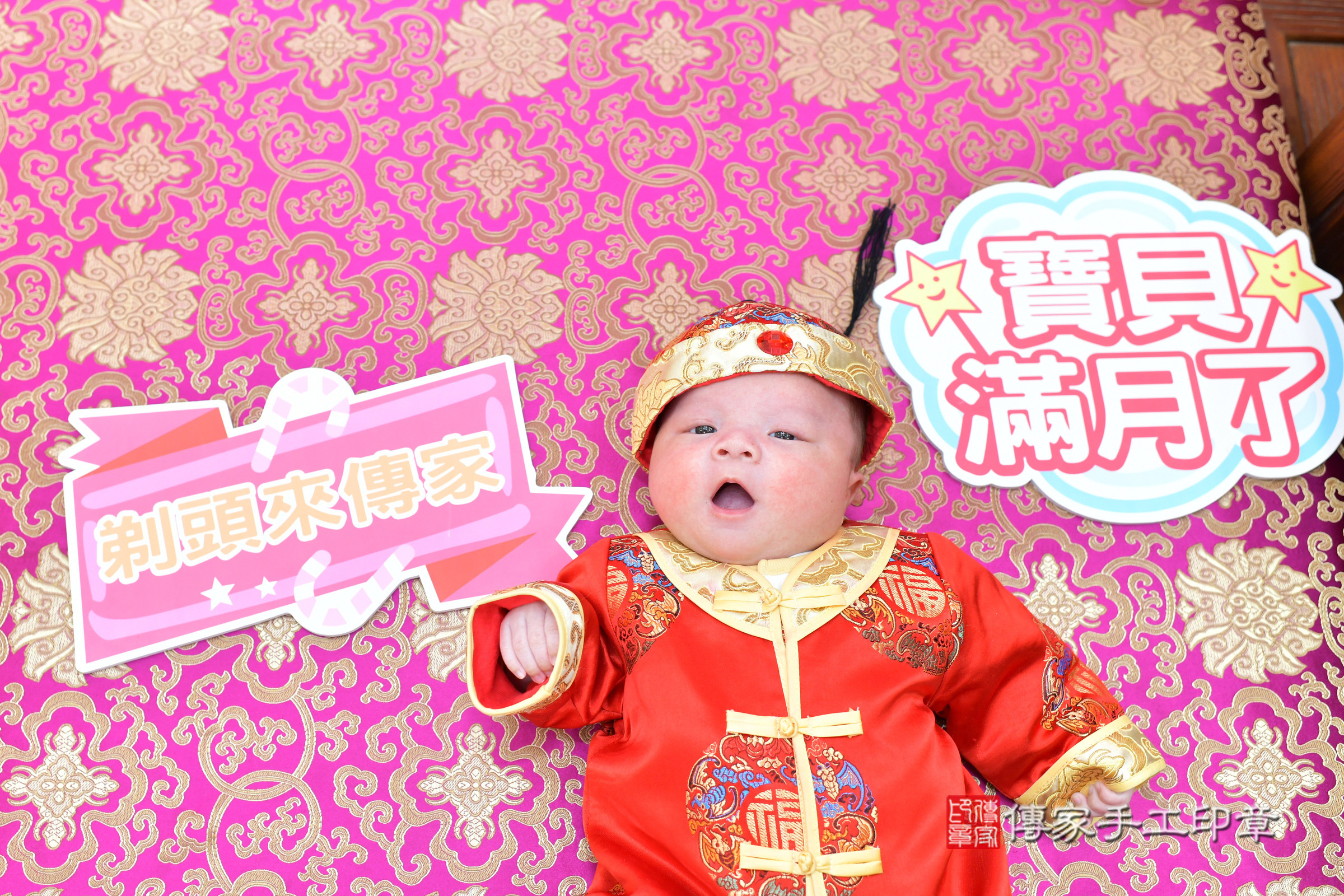 晨晨寶寶(台中市北區嬰兒寶寶滿月剃頭理髮、嬰兒剃胎毛儀式吉祥話)。中國風會場，爸媽寶貝穿「日中韓」古裝禮服。專業拍照、證書。★購買「臍帶章、肚臍章、胎毛筆刷印章」贈送：剃頭、收涎、抓周，三選一。2025.2.24，照片1
