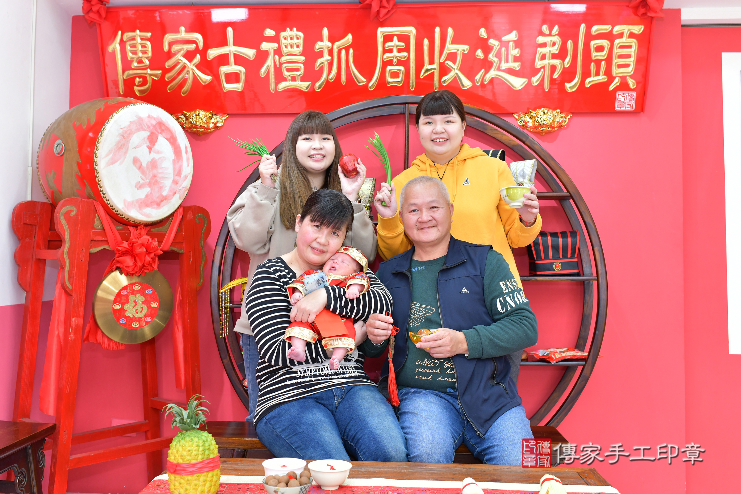 晨晨寶寶(台中市北區嬰兒寶寶滿月剃頭理髮、嬰兒剃胎毛儀式吉祥話)。中國風會場，爸媽寶貝穿「日中韓」古裝禮服。專業拍照、證書。★購買「臍帶章、肚臍章、胎毛筆刷印章」贈送：剃頭、收涎、抓周，三選一。2025.2.24，照片17