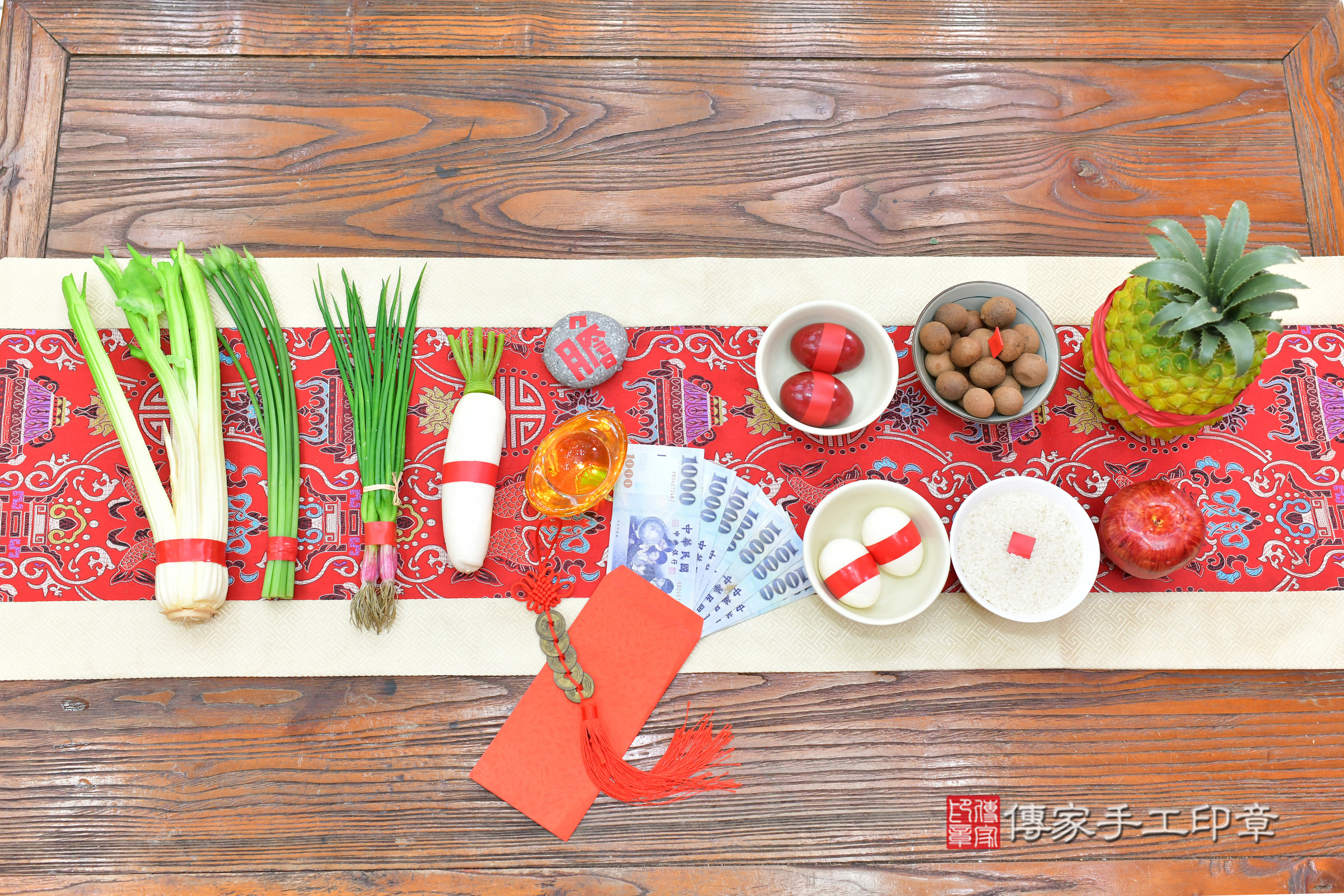 晨晨寶寶(台中市北區嬰兒寶寶滿月剃頭理髮、嬰兒剃胎毛儀式吉祥話)。中國風會場，爸媽寶貝穿「日中韓」古裝禮服。專業拍照、證書。★購買「臍帶章、肚臍章、胎毛筆刷印章」贈送：剃頭、收涎、抓周，三選一。2025.2.24，照片15