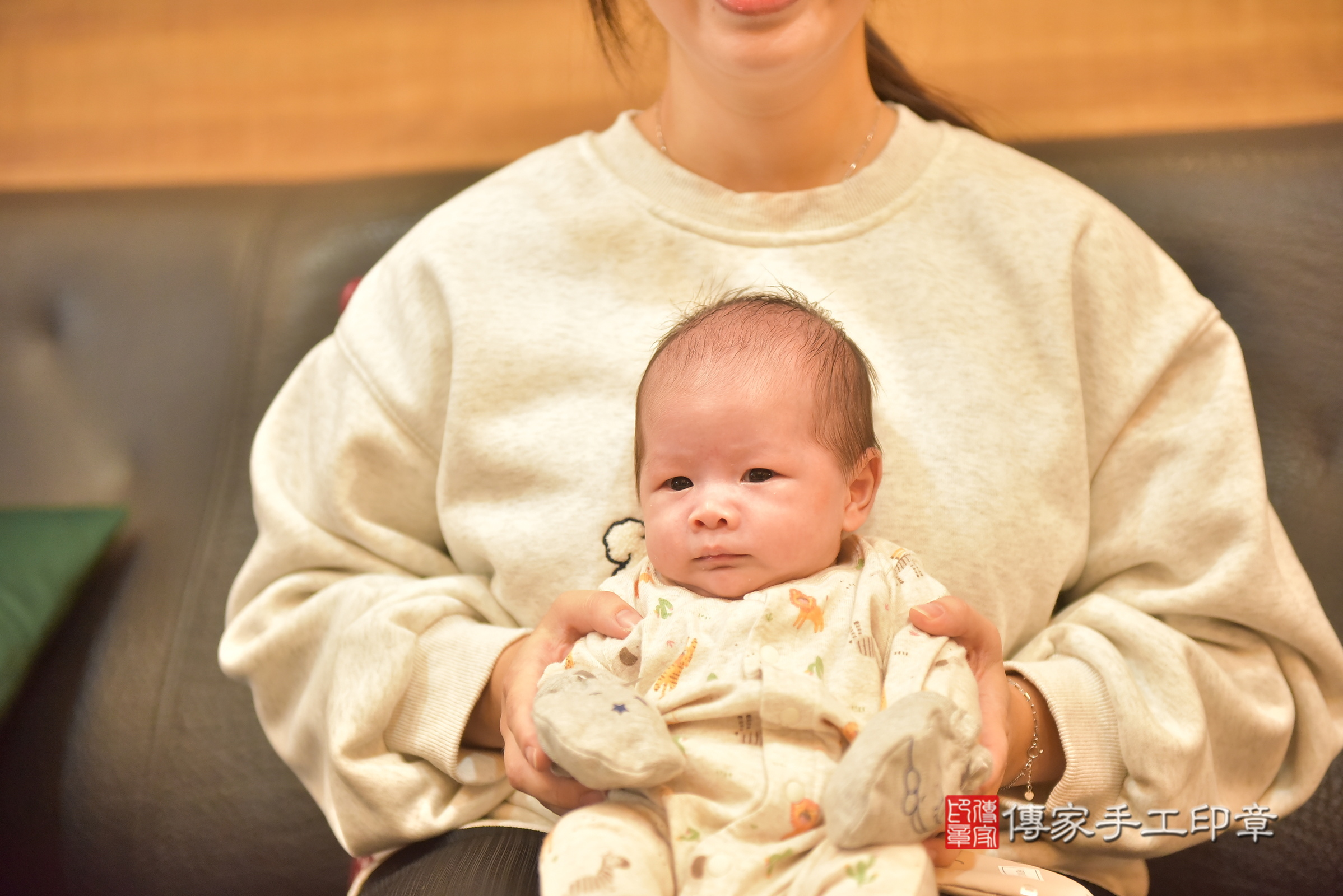 辰辰寶寶(彰化縣大城鄉到府嬰兒辰辰寶寶滿月剃頭理髮、到府嬰兒剃胎毛儀式吉祥話)。到府剃頭剃胎毛主持、專業拍照、證書。★購買「臍帶章、肚臍章、胎毛筆刷印章」贈送：剃頭、收涎、抓周，三選一。2025.2.25，照片6