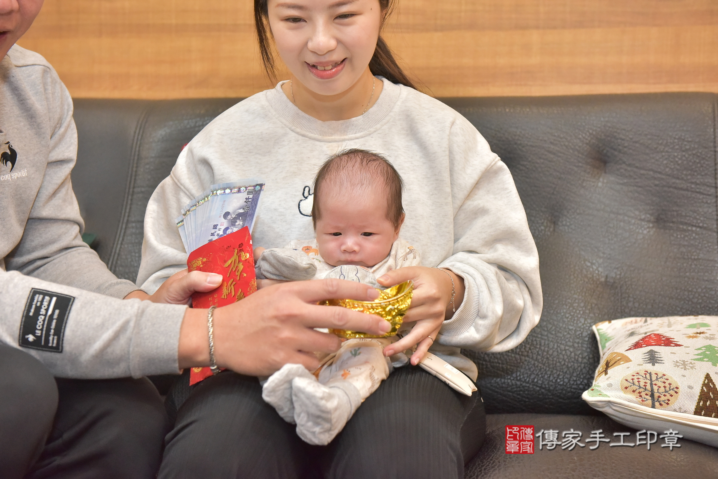 辰辰寶寶(彰化縣大城鄉到府嬰兒辰辰寶寶滿月剃頭理髮、到府嬰兒剃胎毛儀式吉祥話)。到府剃頭剃胎毛主持、專業拍照、證書。★購買「臍帶章、肚臍章、胎毛筆刷印章」贈送：剃頭、收涎、抓周，三選一。2025.2.25，照片17
