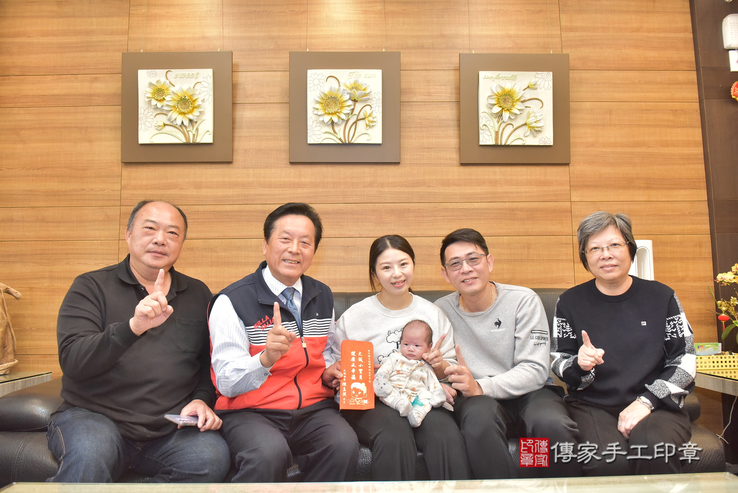 辰辰寶寶(彰化縣大城鄉到府嬰兒辰辰寶寶滿月剃頭理髮、到府嬰兒剃胎毛儀式吉祥話)。到府剃頭剃胎毛主持、專業拍照、證書。★購買「臍帶章、肚臍章、胎毛筆刷印章」贈送：剃頭、收涎、抓周，三選一。2025.2.25，照片3