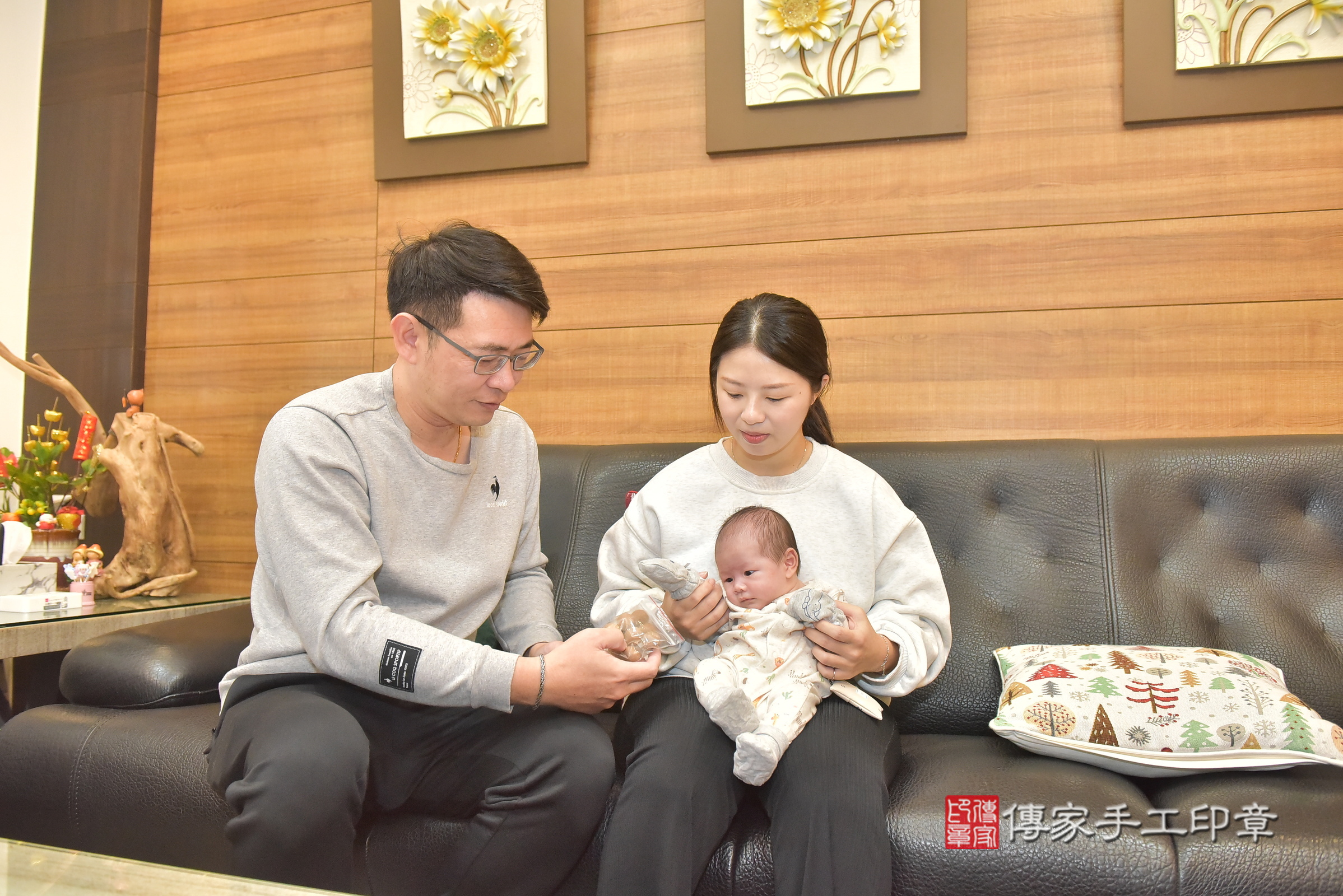 辰辰寶寶(彰化縣大城鄉到府嬰兒辰辰寶寶滿月剃頭理髮、到府嬰兒剃胎毛儀式吉祥話)。到府剃頭剃胎毛主持、專業拍照、證書。★購買「臍帶章、肚臍章、胎毛筆刷印章」贈送：剃頭、收涎、抓周，三選一。2025.2.25，照片14