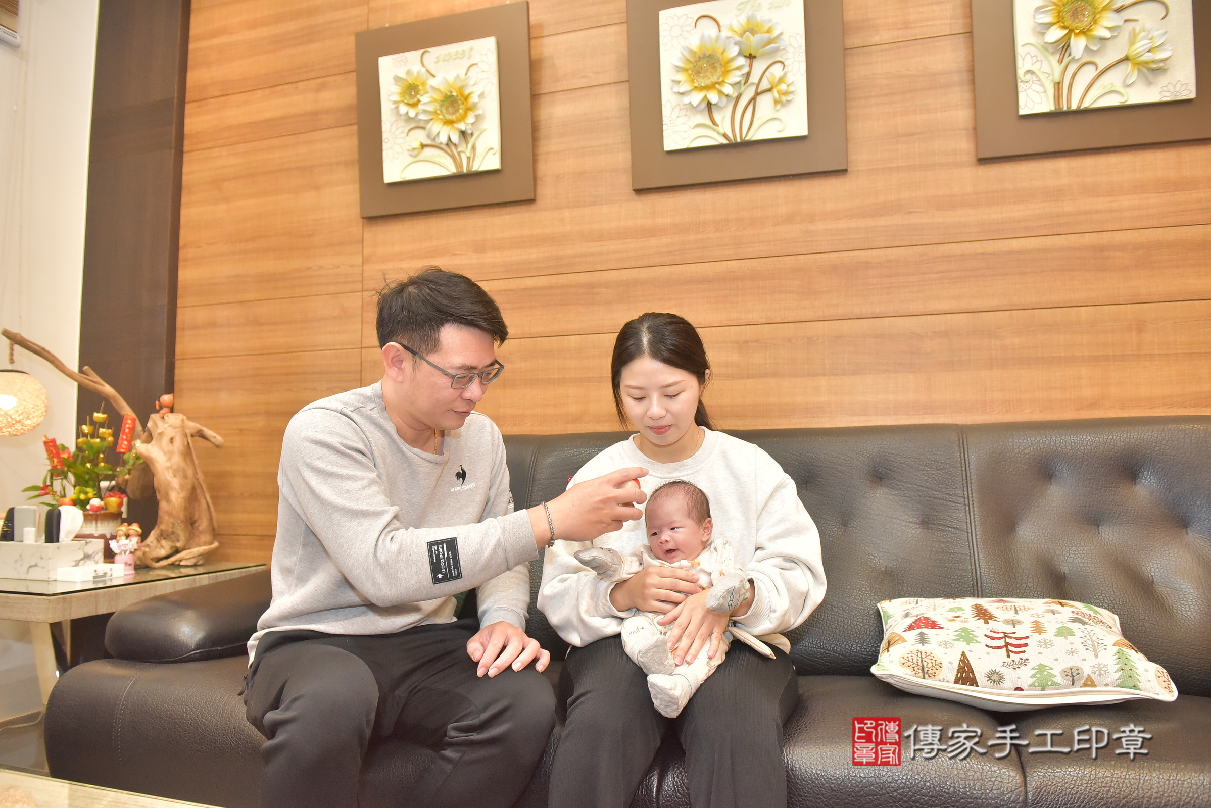 辰辰寶寶(彰化縣大城鄉到府嬰兒辰辰寶寶滿月剃頭理髮、到府嬰兒剃胎毛儀式吉祥話)。到府剃頭剃胎毛主持、專業拍照、證書。★購買「臍帶章、肚臍章、胎毛筆刷印章」贈送：剃頭、收涎、抓周，三選一。2025.2.25，照片10