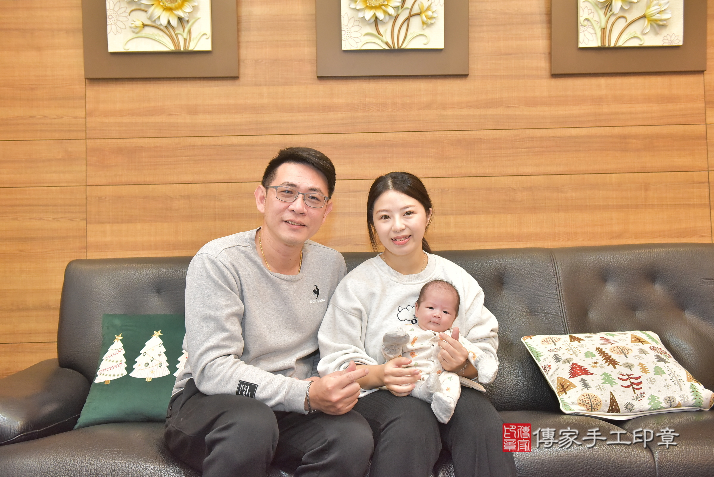 辰辰寶寶(彰化縣大城鄉到府嬰兒辰辰寶寶滿月剃頭理髮、到府嬰兒剃胎毛儀式吉祥話)。到府剃頭剃胎毛主持、專業拍照、證書。★購買「臍帶章、肚臍章、胎毛筆刷印章」贈送：剃頭、收涎、抓周，三選一。2025.2.25，照片1