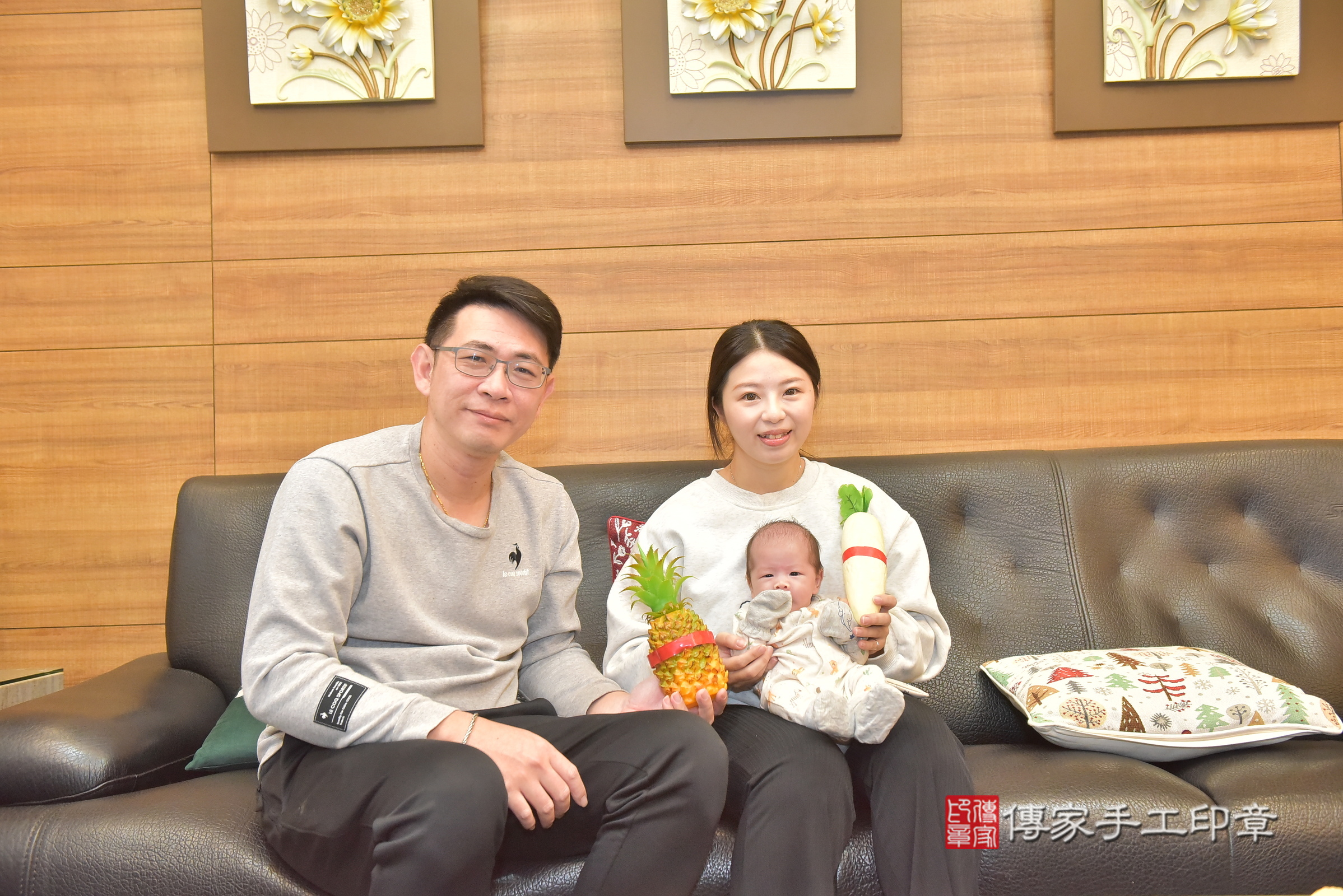 辰辰寶寶(彰化縣大城鄉到府嬰兒辰辰寶寶滿月剃頭理髮、到府嬰兒剃胎毛儀式吉祥話)。到府剃頭剃胎毛主持、專業拍照、證書。★購買「臍帶章、肚臍章、胎毛筆刷印章」贈送：剃頭、收涎、抓周，三選一。2025.2.25，照片16