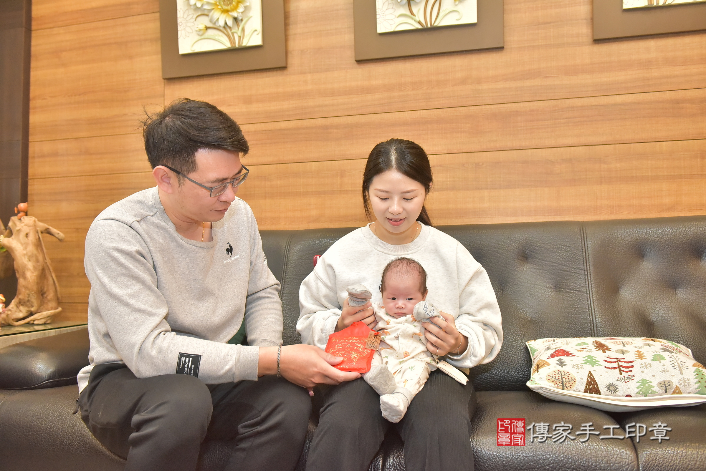 辰辰寶寶(彰化縣大城鄉到府嬰兒辰辰寶寶滿月剃頭理髮、到府嬰兒剃胎毛儀式吉祥話)。到府剃頭剃胎毛主持、專業拍照、證書。★購買「臍帶章、肚臍章、胎毛筆刷印章」贈送：剃頭、收涎、抓周，三選一。2025.2.25，照片13