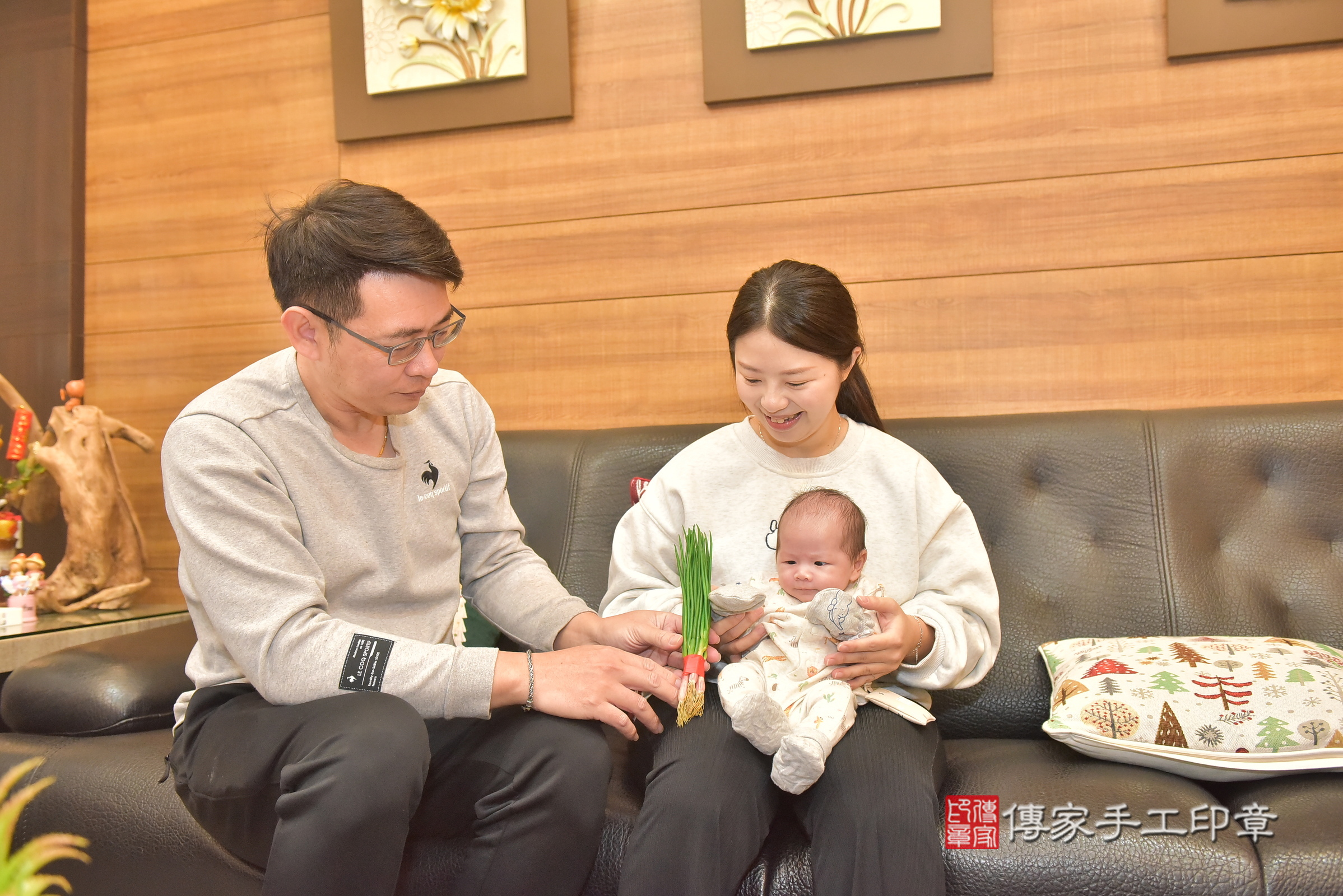 辰辰寶寶(彰化縣大城鄉到府嬰兒辰辰寶寶滿月剃頭理髮、到府嬰兒剃胎毛儀式吉祥話)。到府剃頭剃胎毛主持、專業拍照、證書。★購買「臍帶章、肚臍章、胎毛筆刷印章」贈送：剃頭、收涎、抓周，三選一。2025.2.25，照片15