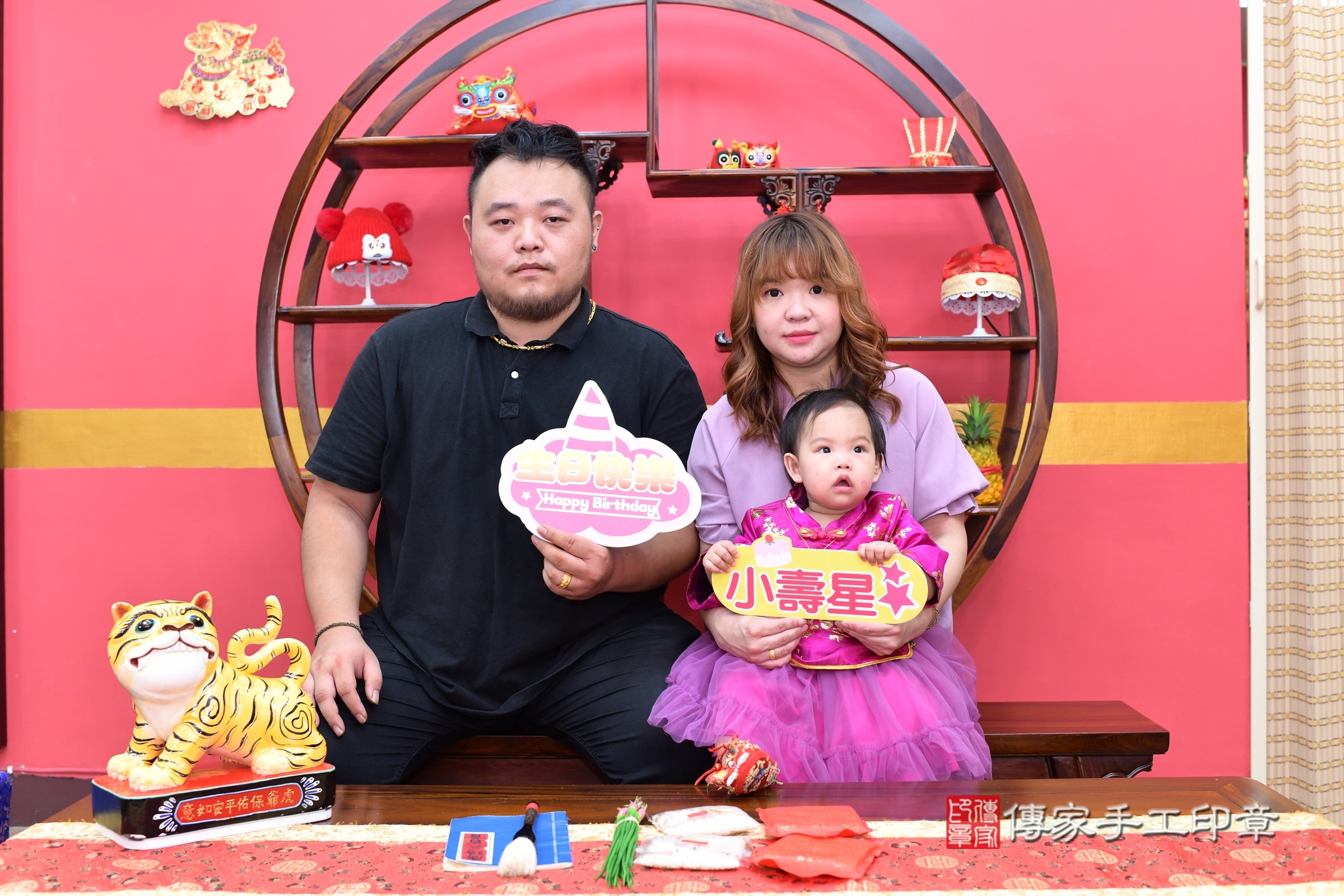 新北市永和區禎禎寶寶抓周推薦：傳家新北店抓周度脺中國風會場，嬰兒古禮抓周流程儀式吉祥話、抓周道具物品24種、拍照。抓周證書。2025.5.20，照片1