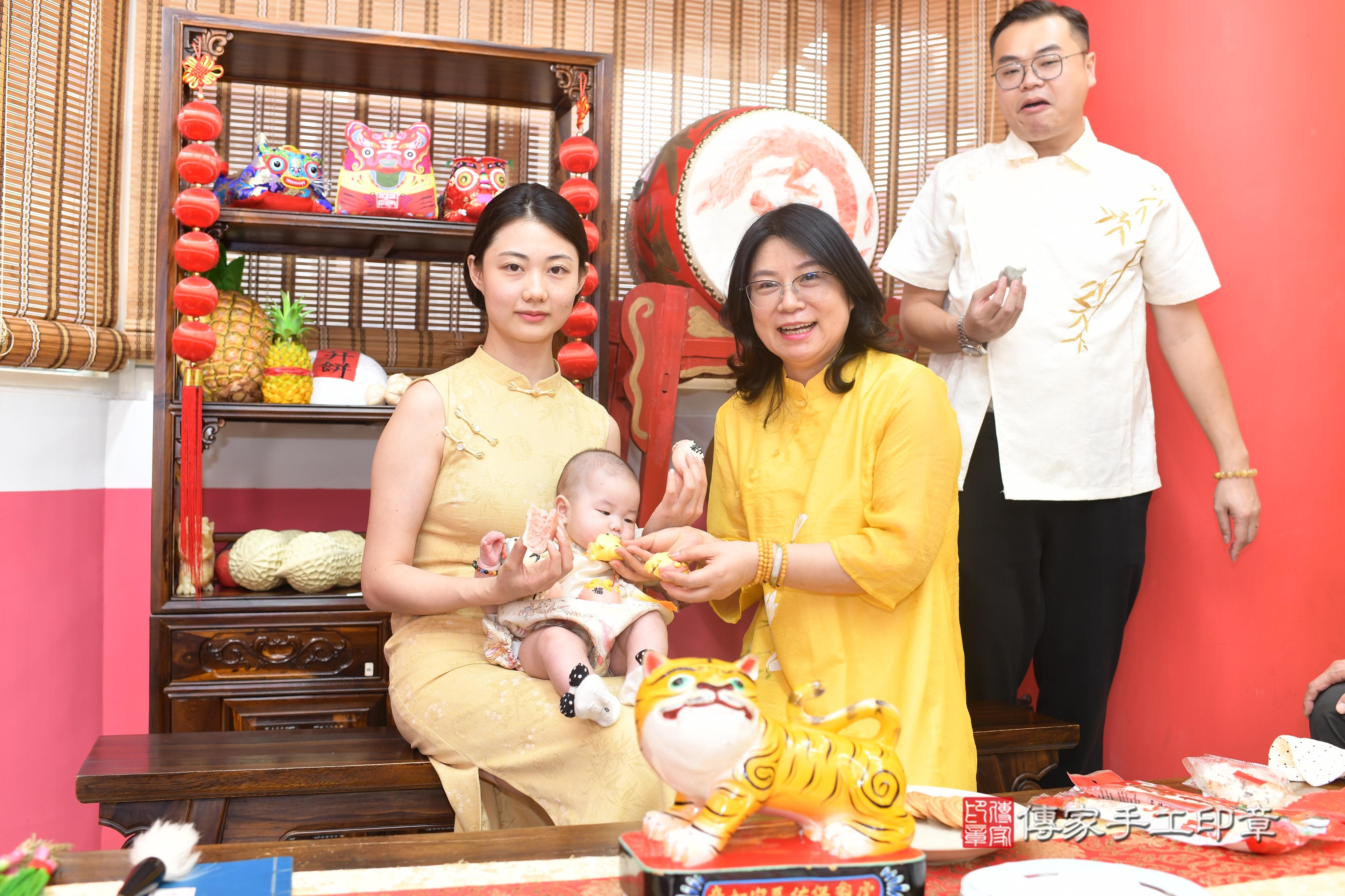 傳家手工印章高雄店、抓周、度脺、中國風會場、傳家嬰兒古禮、吉祥話、抓周道具物品24種、拍照。抓周證書。寶寶抓周、滿周歲、生日快樂、祝福