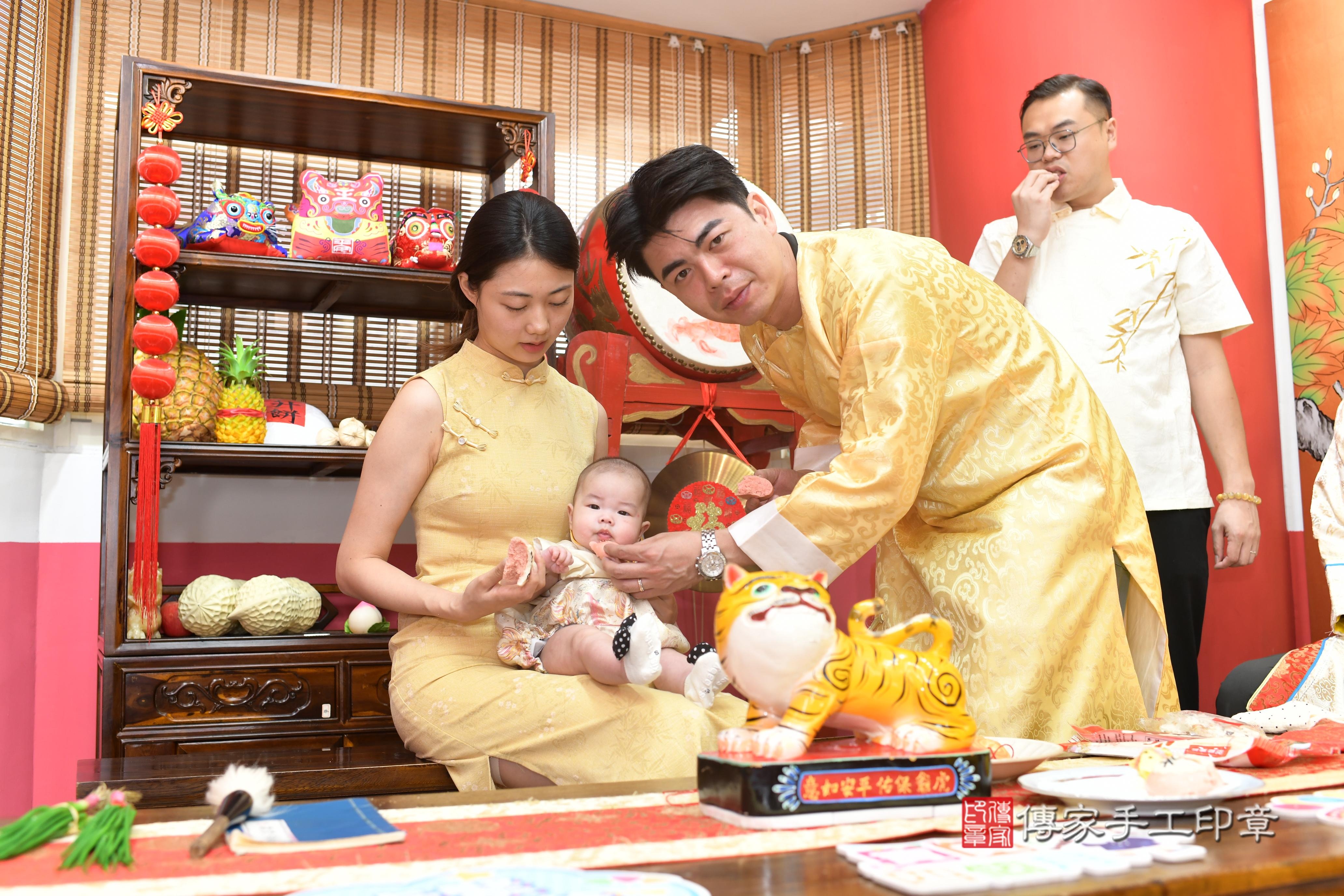 傳家手工印章高雄店、抓周、度脺、中國風會場、傳家嬰兒古禮、吉祥話、抓周道具物品24種、拍照。抓周證書。寶寶抓周、滿周歲、生日快樂、祝福