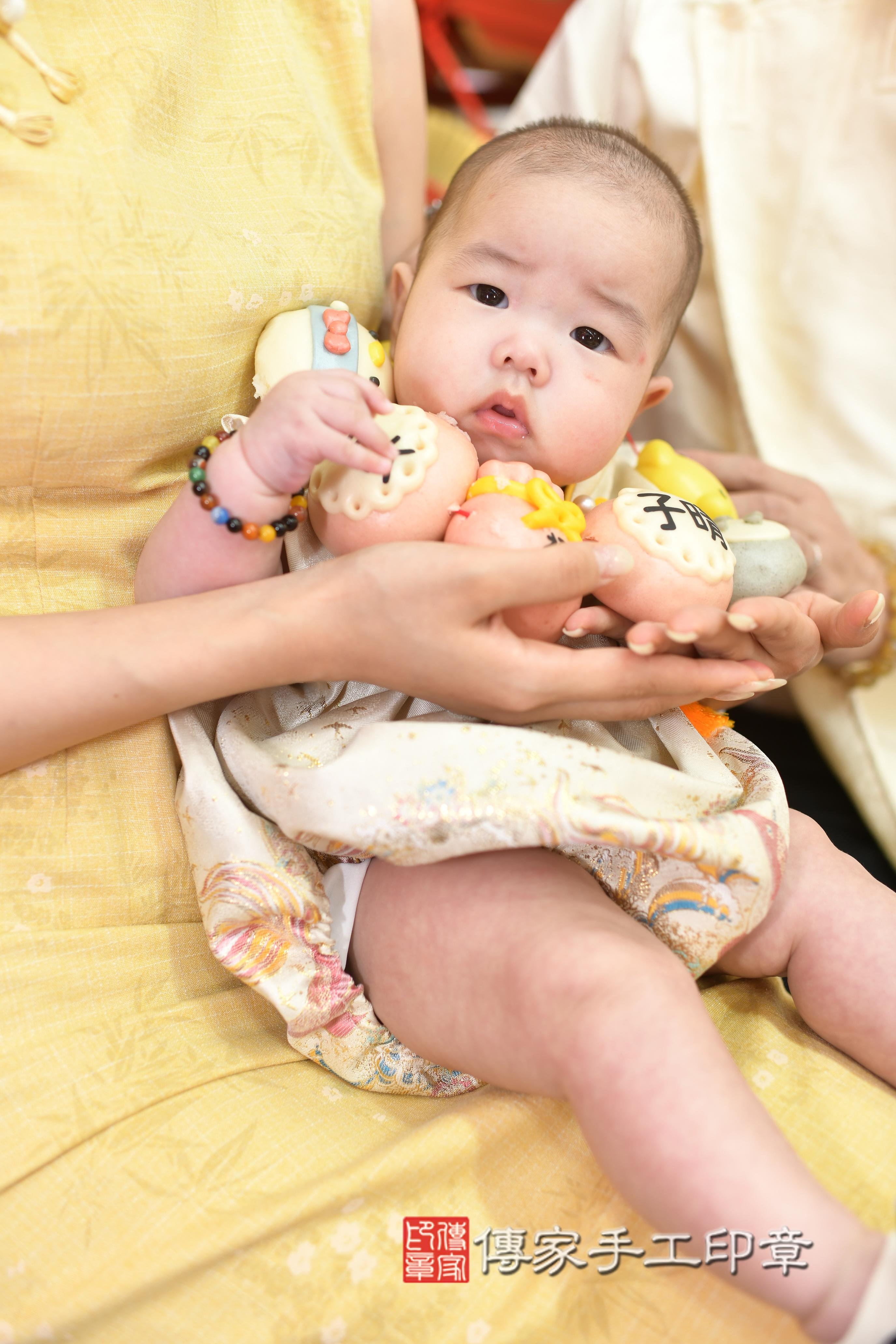 傳家手工印章高雄店、抓周、度脺、中國風會場、傳家嬰兒古禮、吉祥話、抓周道具物品24種、拍照。抓周證書。寶寶抓周、滿周歲、生日快樂、祝福