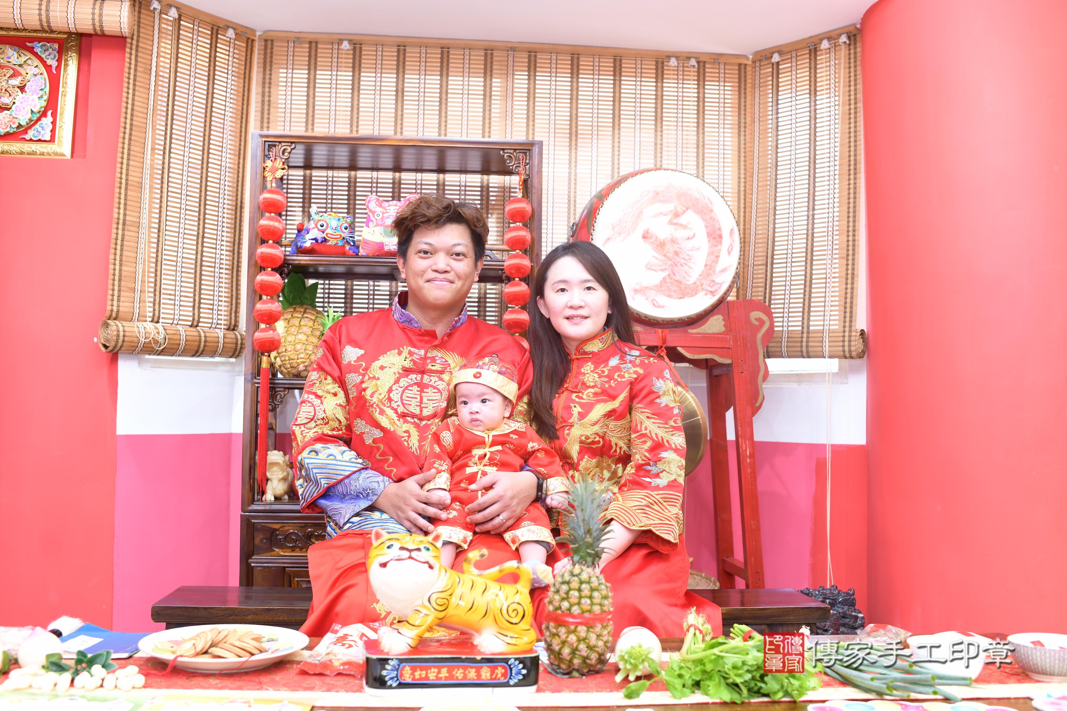 傳家手工印章高雄店、抓周、度脺、中國風會場、傳家嬰兒古禮、吉祥話、抓周道具物品24種、拍照。抓周證書。寶寶抓周、滿周歲、生日快樂、祝福