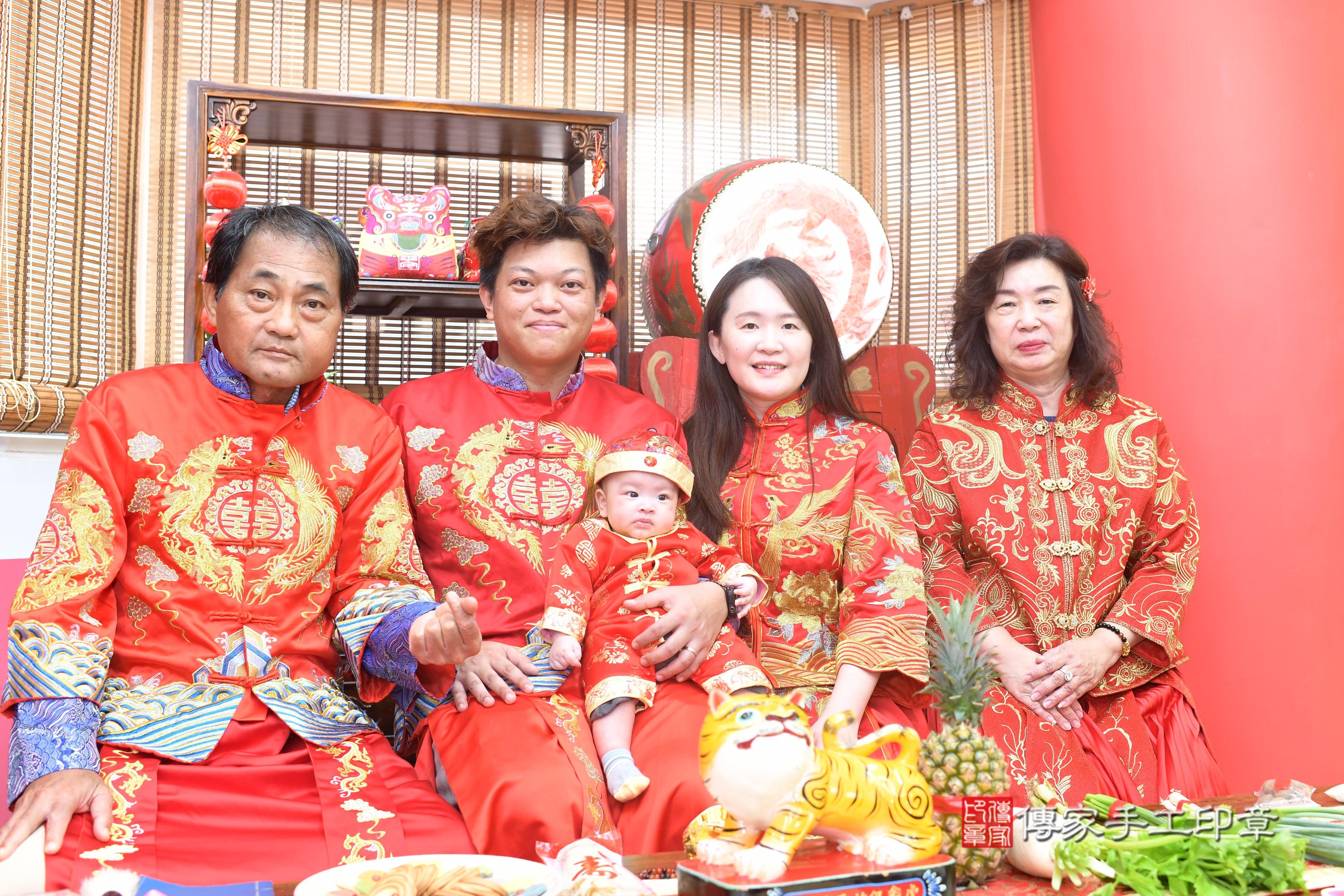 傳家手工印章高雄店、抓周、度脺、中國風會場、傳家嬰兒古禮、吉祥話、抓周道具物品24種、拍照。抓周證書。寶寶抓周、滿周歲、生日快樂、祝福