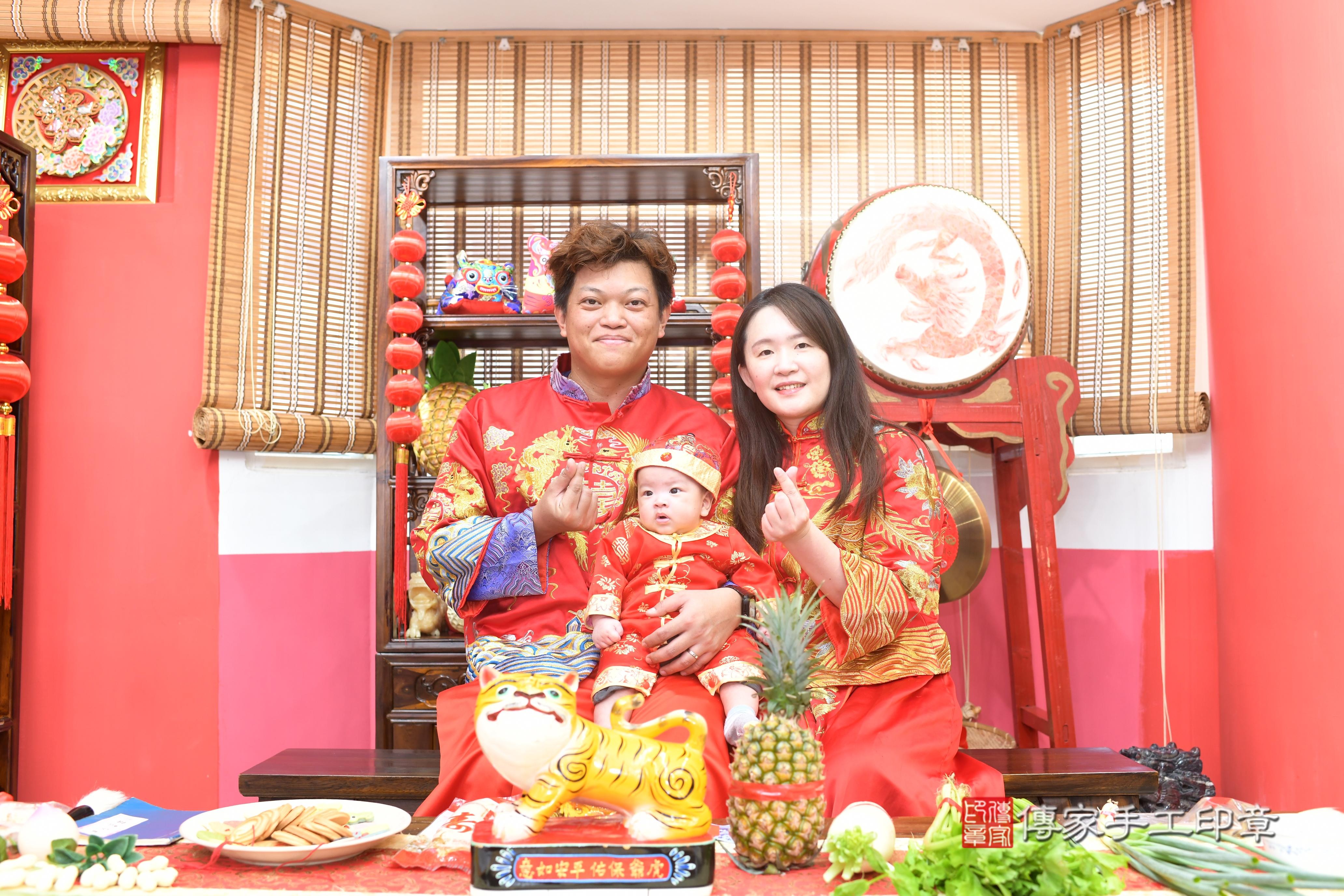 傳家手工印章高雄店、抓周、度脺、中國風會場、傳家嬰兒古禮、吉祥話、抓周道具物品24種、拍照。抓周證書。寶寶抓周、滿周歲、生日快樂、祝福