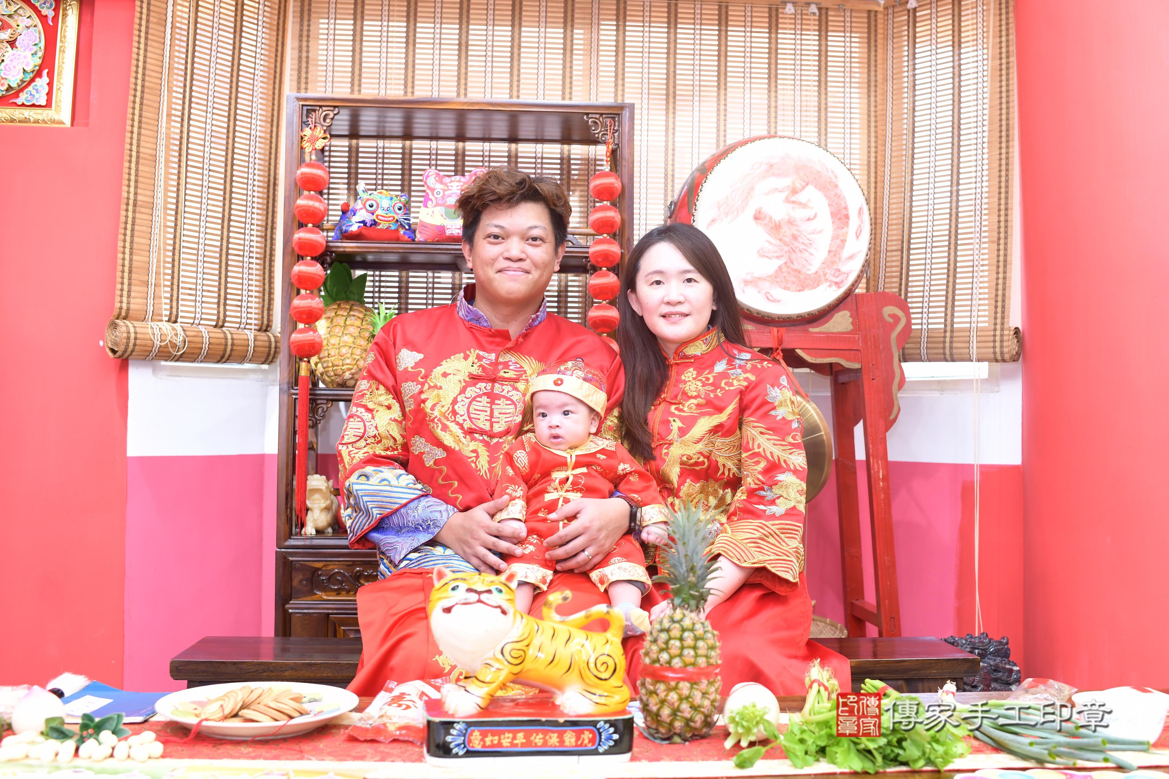 傳家手工印章高雄店、抓周、度脺、中國風會場、傳家嬰兒古禮、吉祥話、抓周道具物品24種、拍照。抓周證書。寶寶抓周、滿周歲、生日快樂、祝福