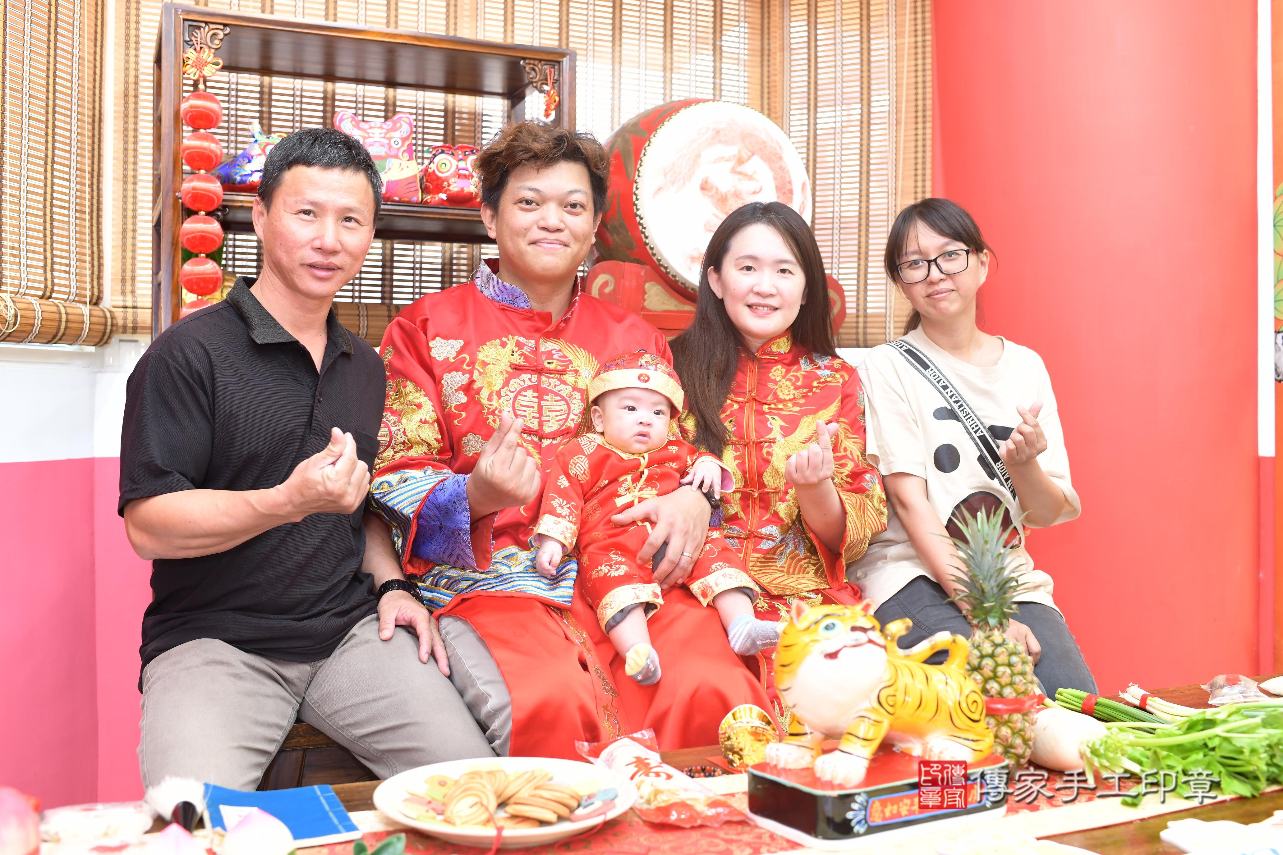 傳家手工印章高雄店、抓周、度脺、中國風會場、傳家嬰兒古禮、吉祥話、抓周道具物品24種、拍照。抓周證書。寶寶抓周、滿周歲、生日快樂、祝福