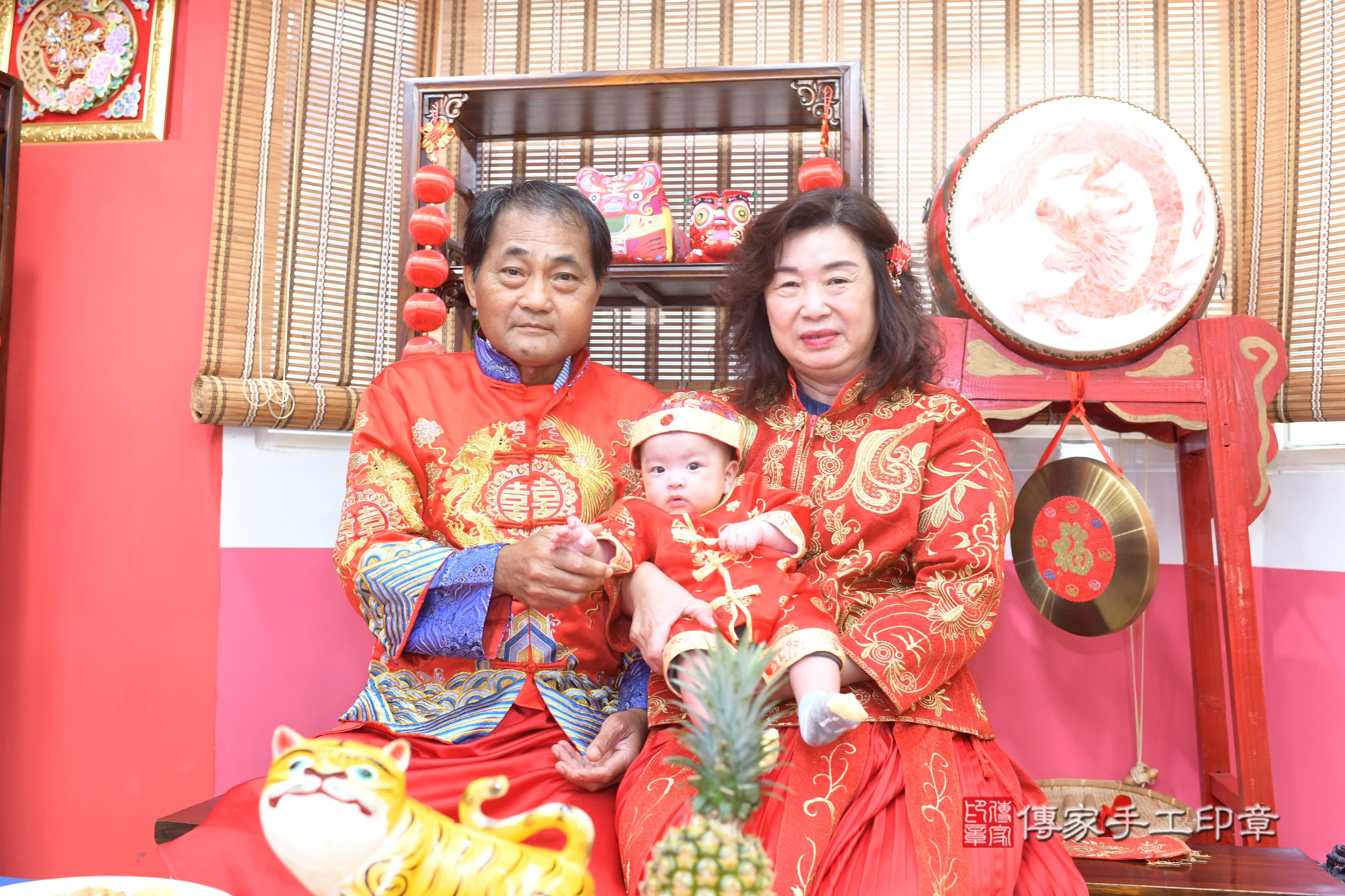 傳家準備十樣物品及專屬證書，表示十全十美，剃頭儀式即將開始～