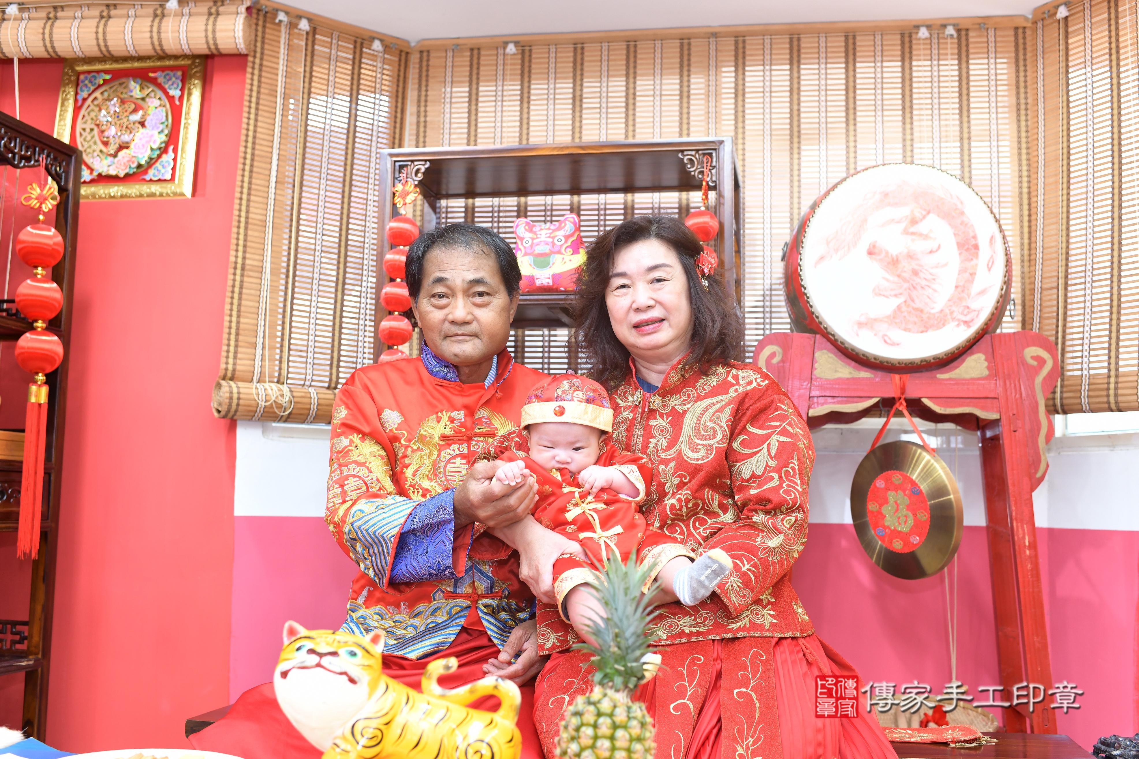 傳家準備十樣物品及專屬證書，表示十全十美，剃頭儀式即將開始～