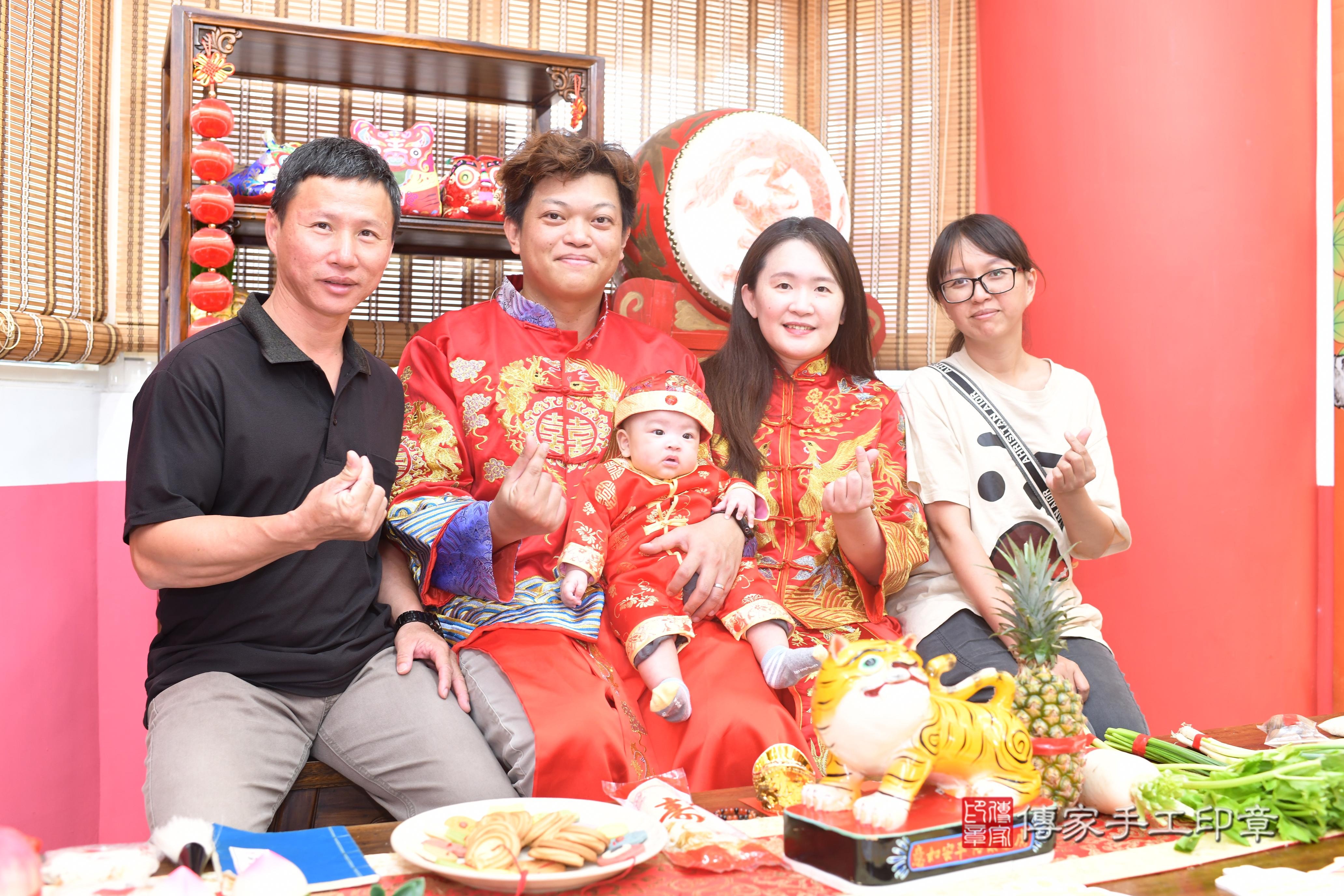 傳家準備十樣物品及專屬證書，表示十全十美，剃頭儀式即將開始～