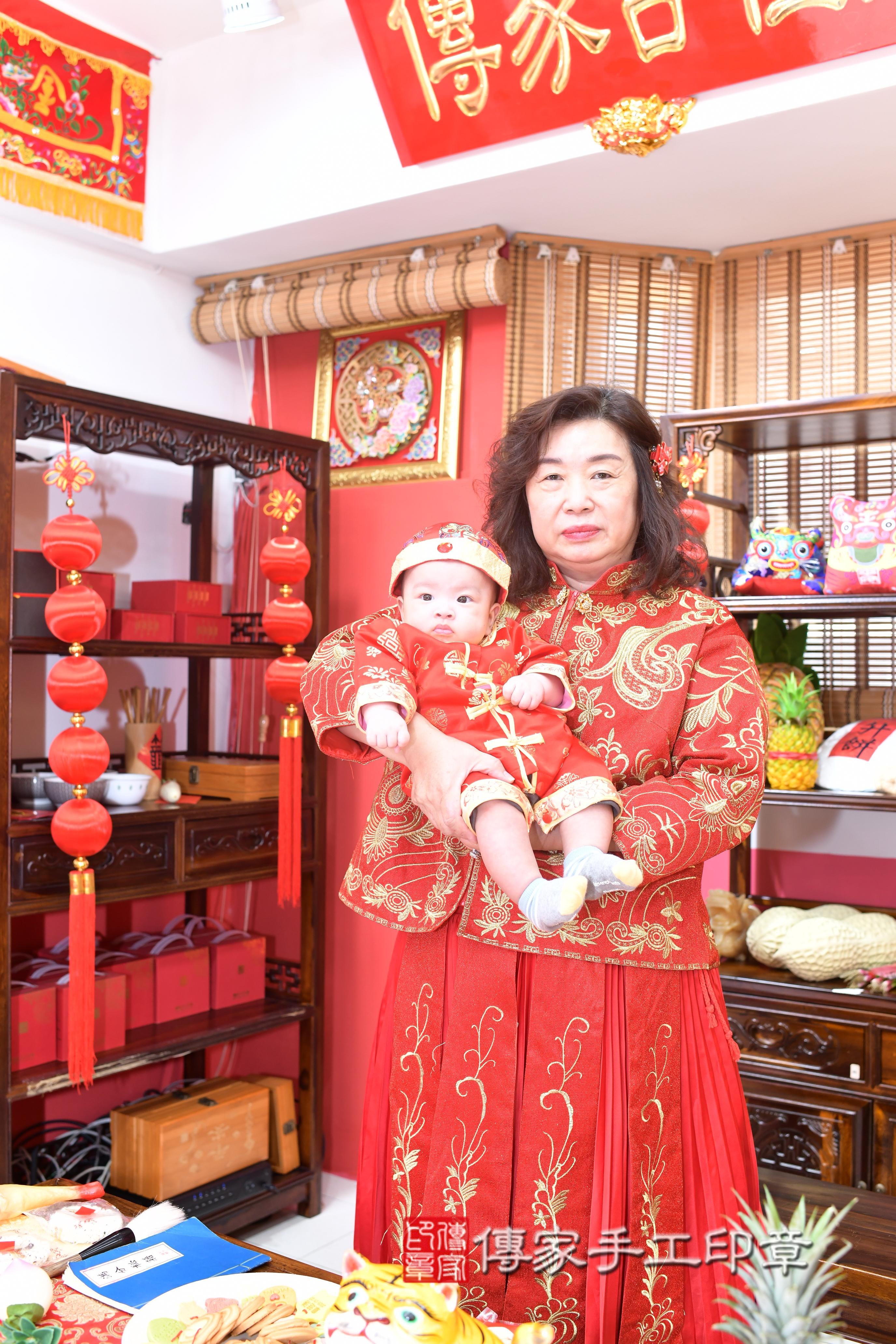 傳家準備十樣物品及專屬證書，表示十全十美，剃頭儀式即將開始～