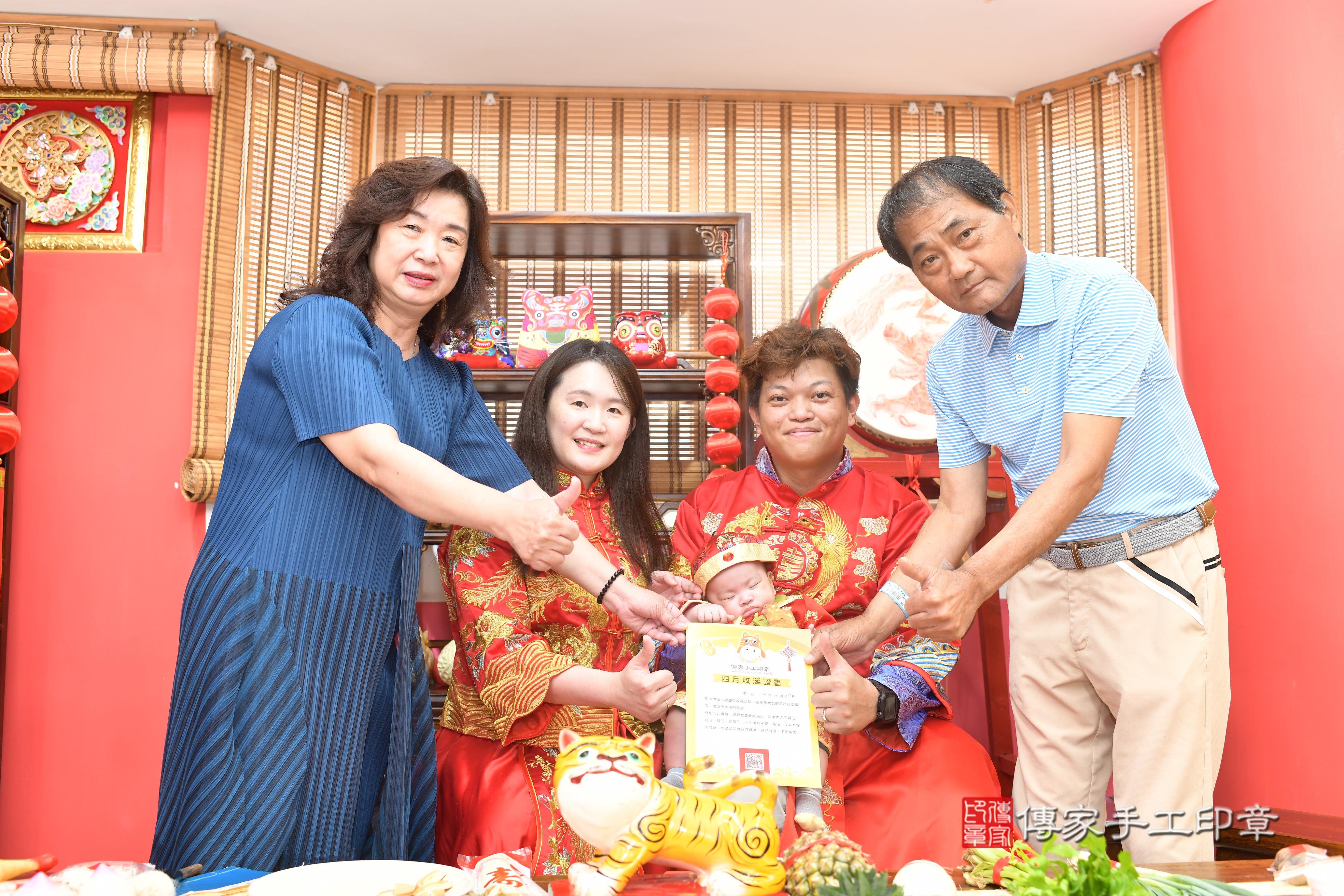 傳家準備十樣物品及專屬證書，表示十全十美，剃頭儀式即將開始～