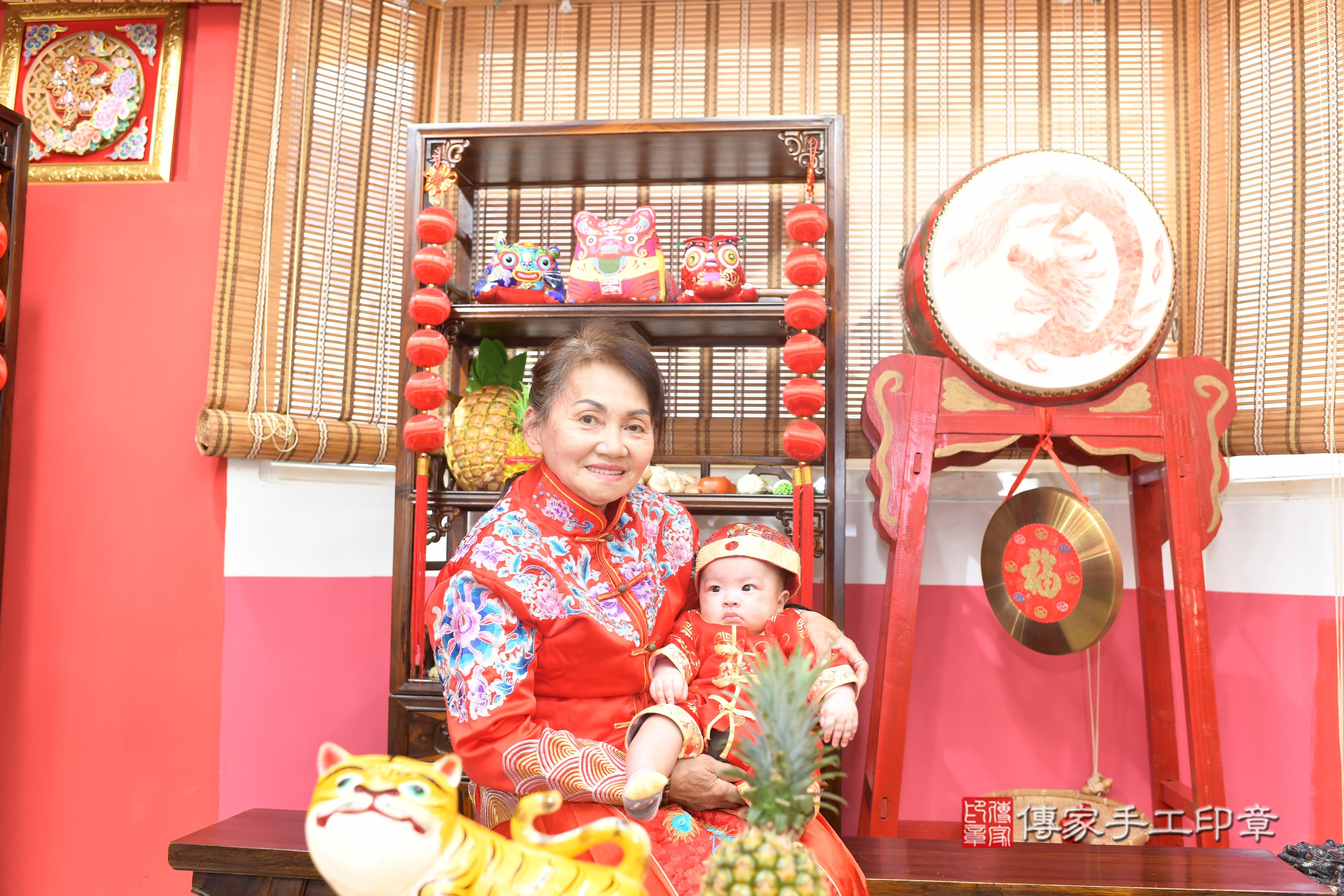 傳家準備十樣物品及專屬證書，表示十全十美，剃頭儀式即將開始～