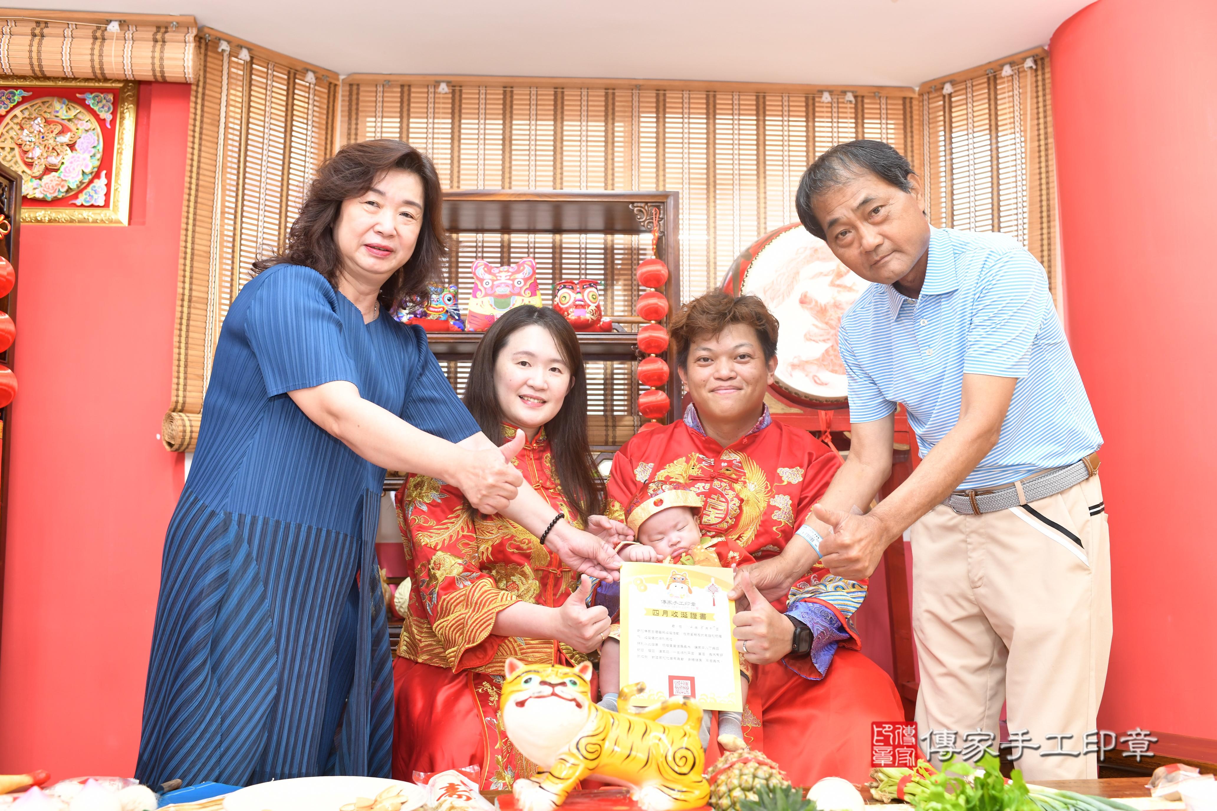 傳家準備十樣物品及專屬證書，表示十全十美，剃頭儀式即將開始～