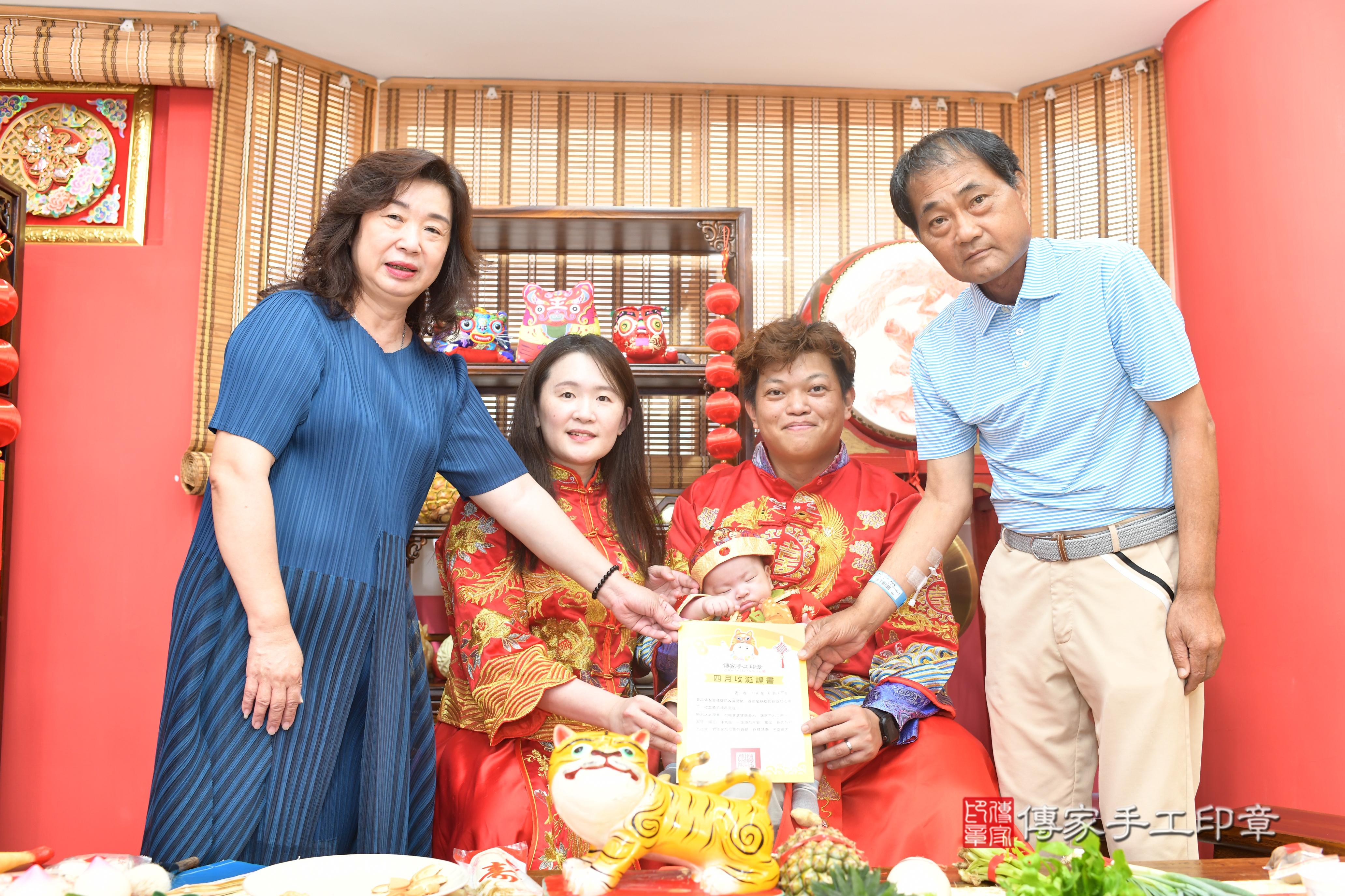 傳家準備十樣物品及專屬證書，表示十全十美，剃頭儀式即將開始～