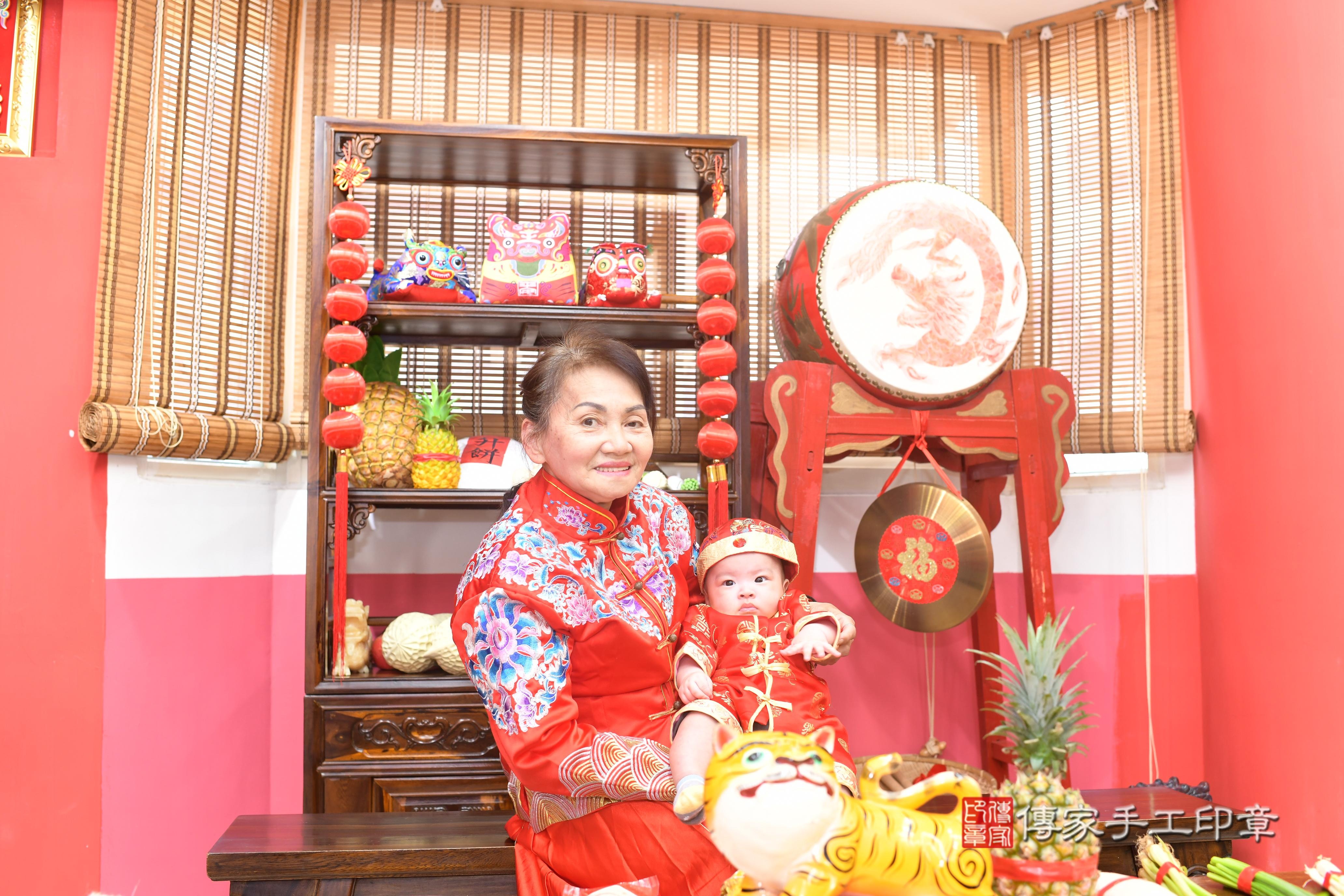 傳家準備十樣物品及專屬證書，表示十全十美，剃頭儀式即將開始～