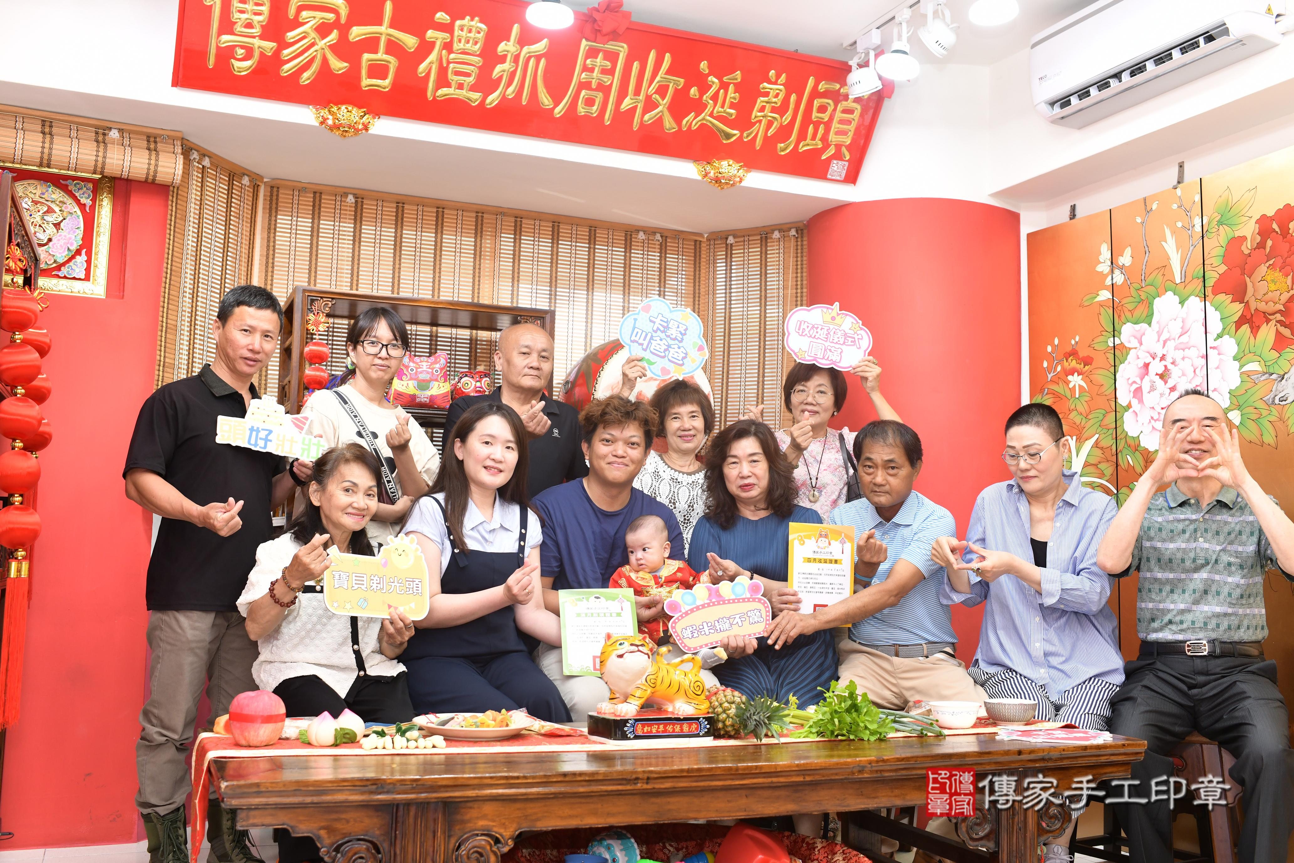 傳家準備十樣物品及專屬證書，表示十全十美，剃頭儀式即將開始～