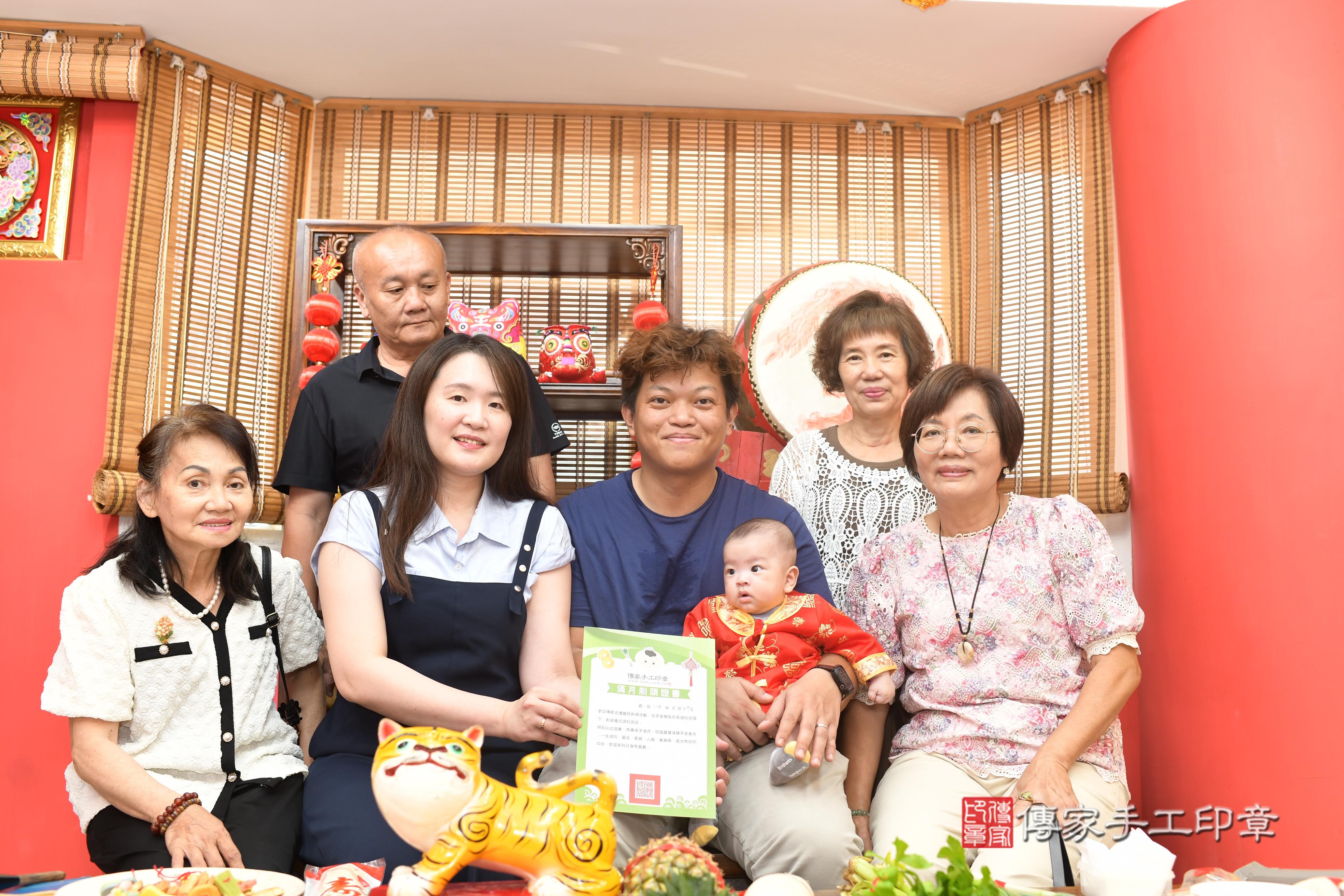 傳家準備十樣物品及專屬證書，表示十全十美，剃頭儀式即將開始～