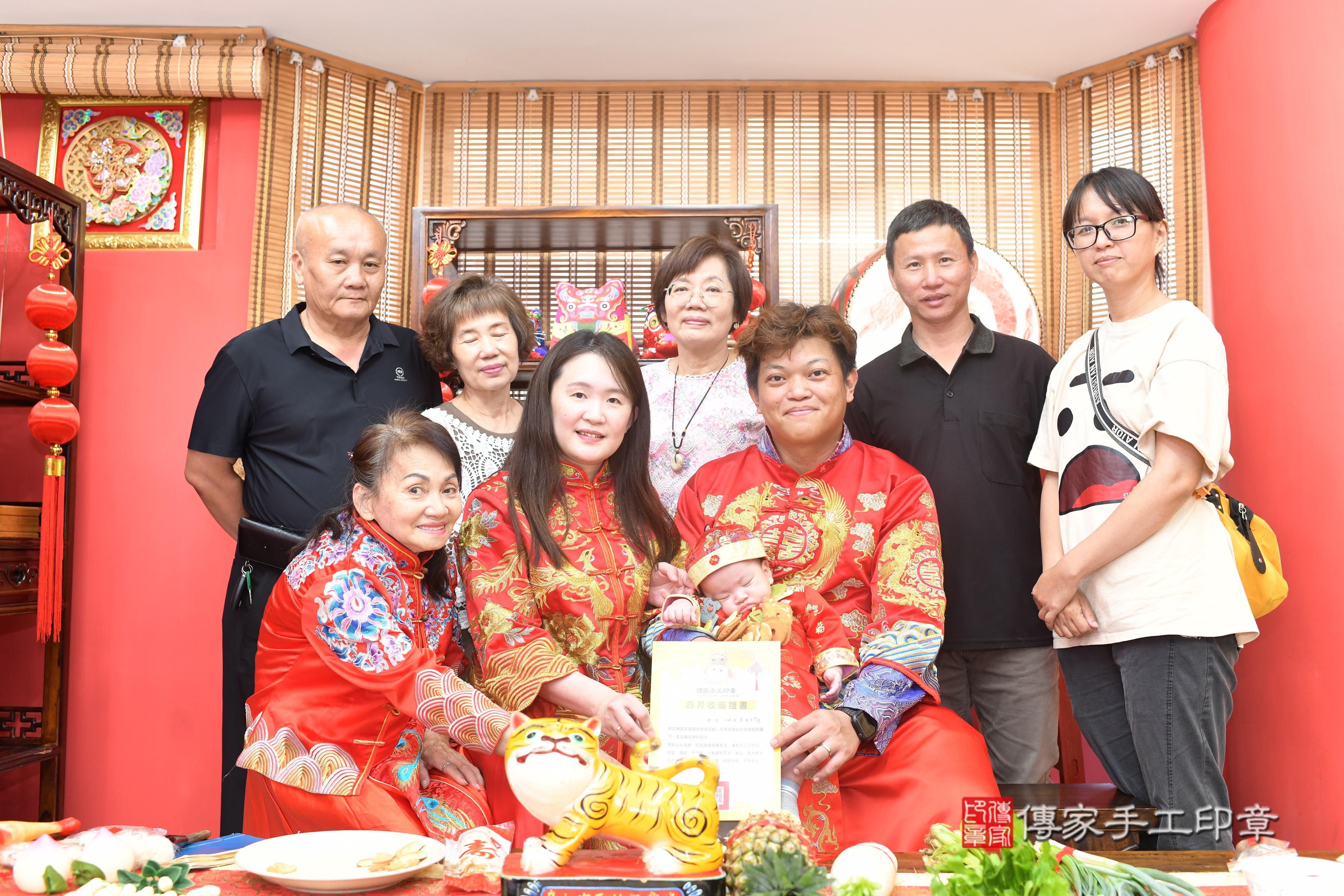 傳家準備十樣物品及專屬證書，表示十全十美，剃頭儀式即將開始～