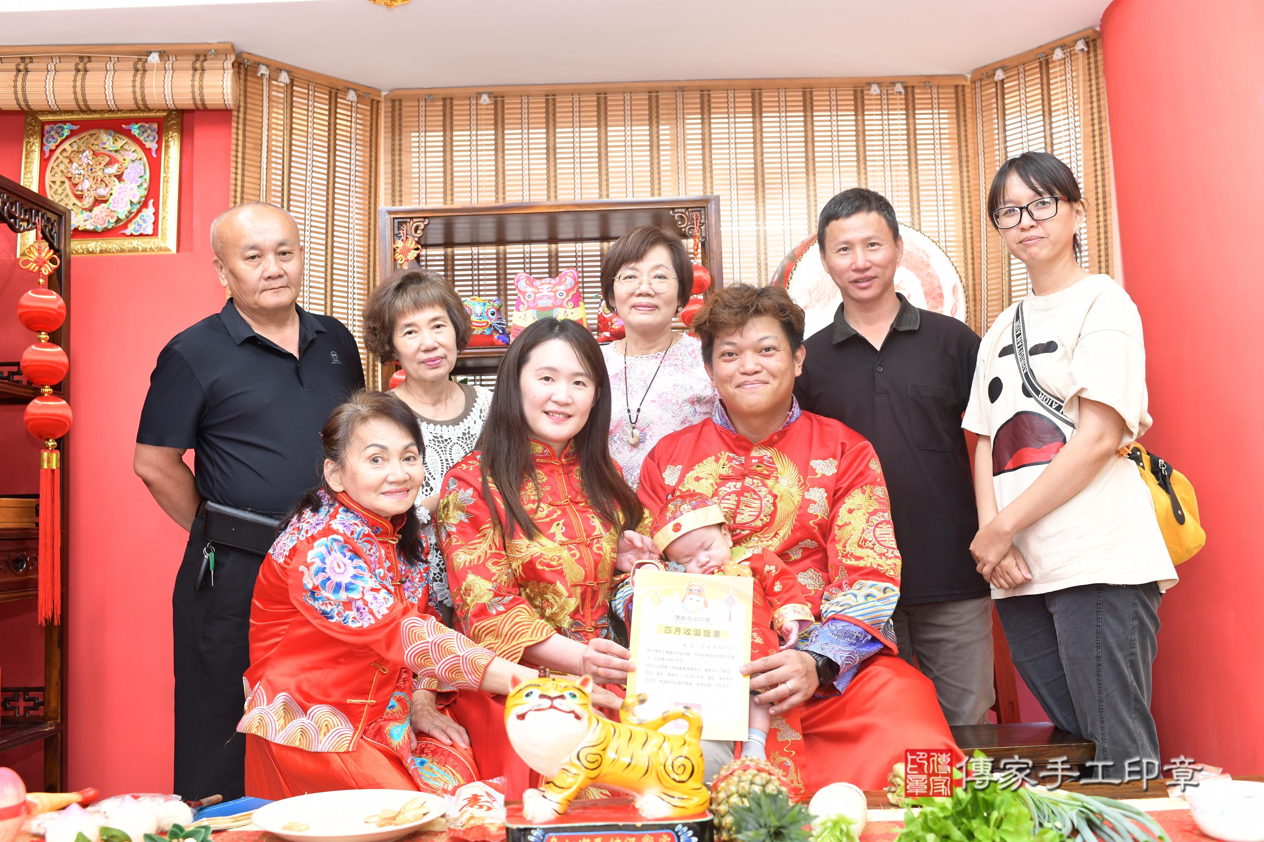 傳家準備十樣物品及專屬證書，表示十全十美，剃頭儀式即將開始～