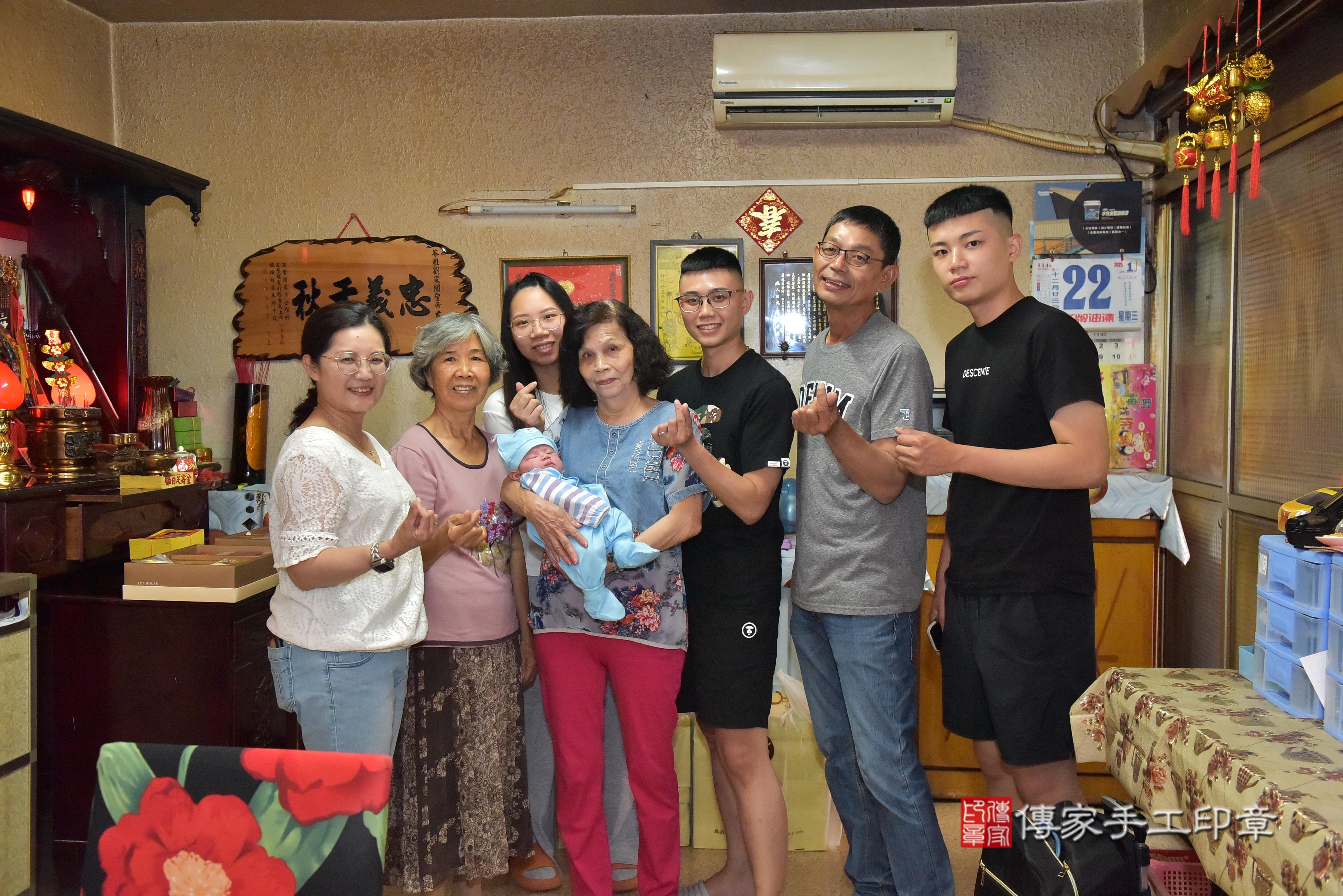傳家手工印章高雄店、抓周、度脺、中國風會場、傳家嬰兒古禮、吉祥話、抓周道具物品24種、拍照。抓周證書。寶寶抓周、滿周歲、生日快樂、祝福