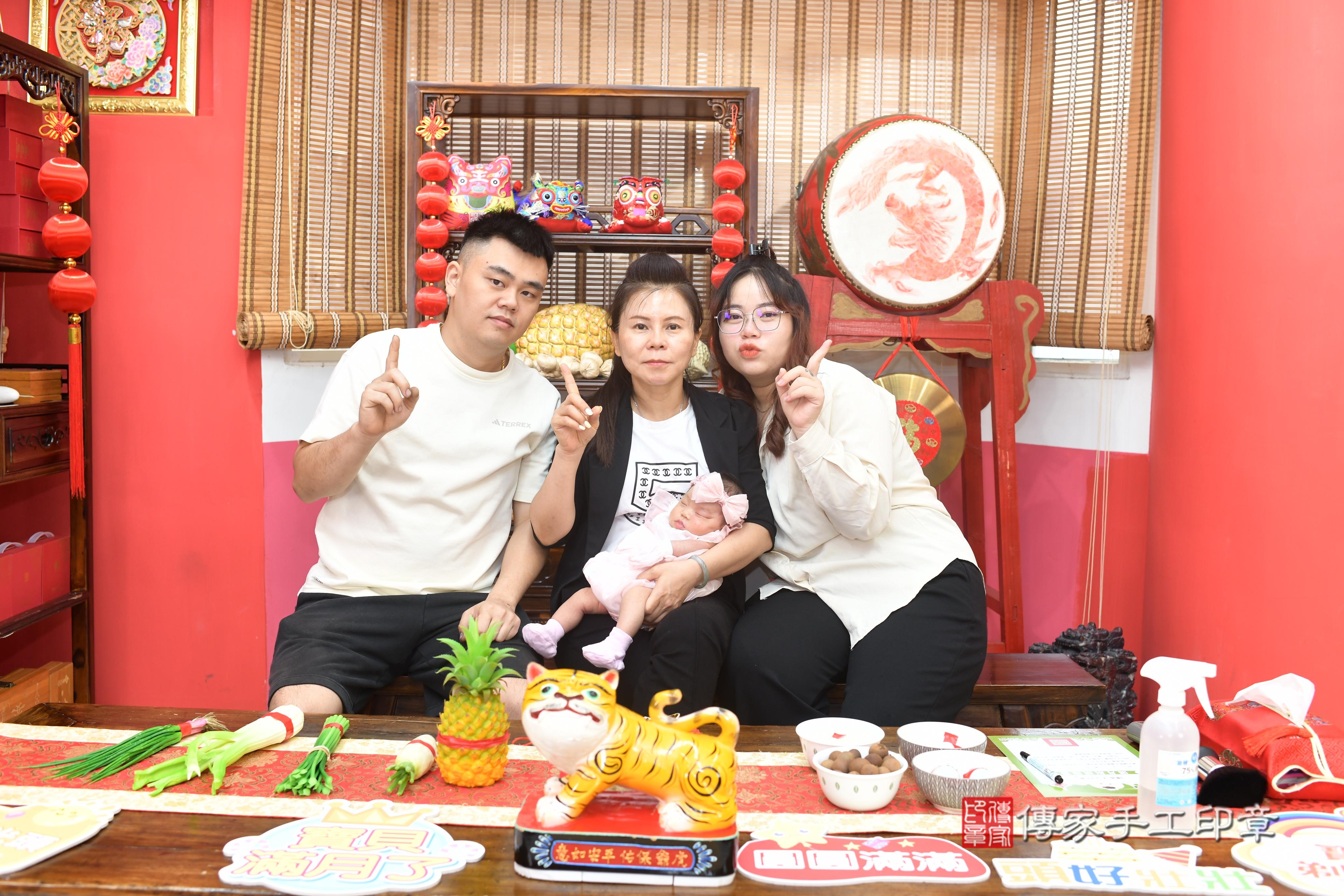 傳家手工印章高雄店、抓周、度脺、中國風會場、傳家嬰兒古禮、吉祥話、抓周道具物品24種、拍照。抓周證書。寶寶抓周、滿周歲、生日快樂、祝福