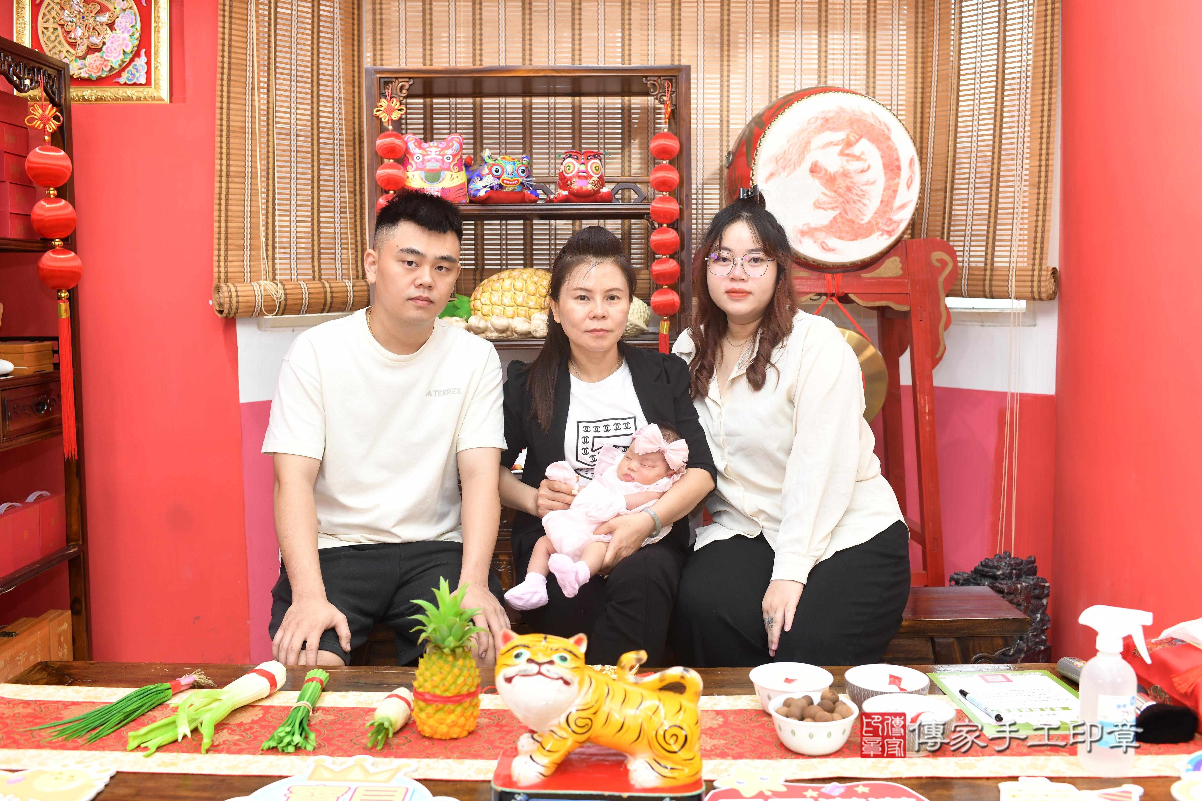 傳家手工印章高雄店、抓周、度脺、中國風會場、傳家嬰兒古禮、吉祥話、抓周道具物品24種、拍照。抓周證書。寶寶抓周、滿周歲、生日快樂、祝福