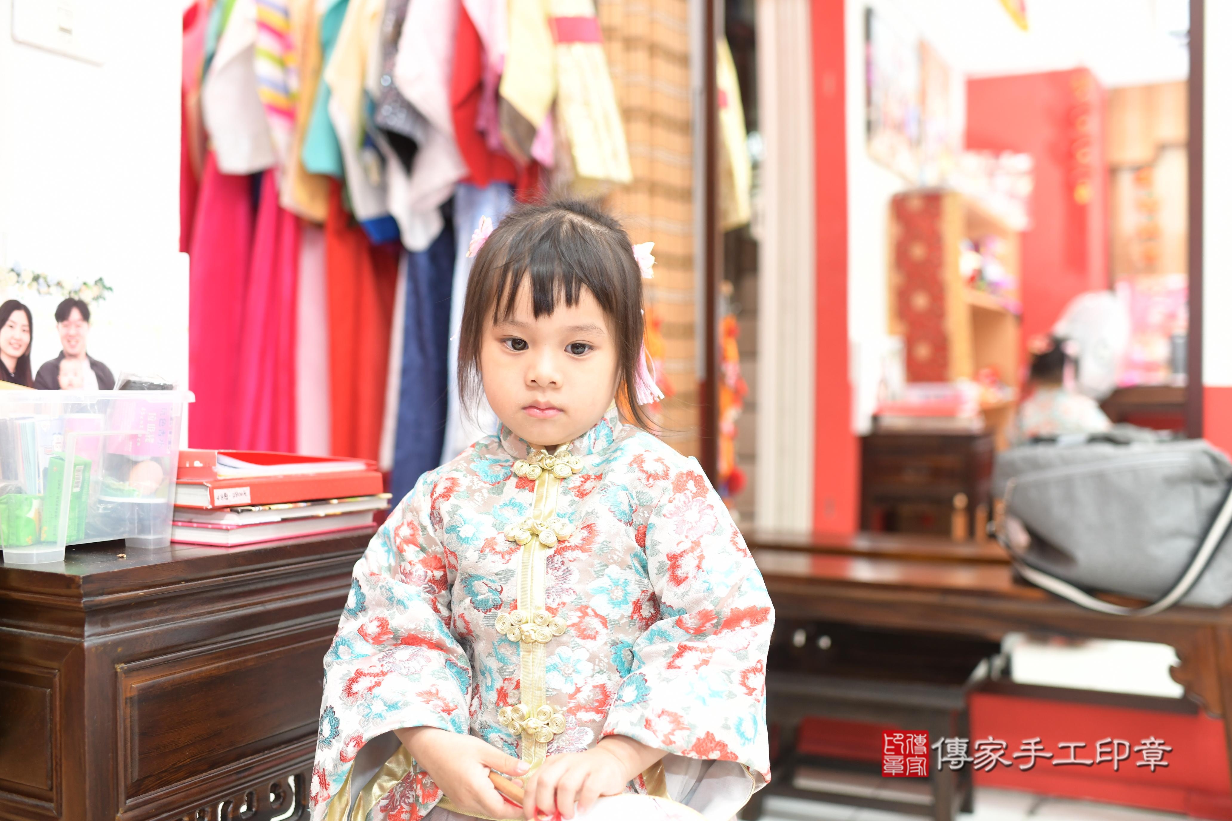 傳家手工印章高雄店、抓周、度脺、中國風會場、傳家嬰兒古禮、吉祥話、抓周道具物品24種、拍照。抓周證書。寶寶抓周、滿周歲、生日快樂、祝福