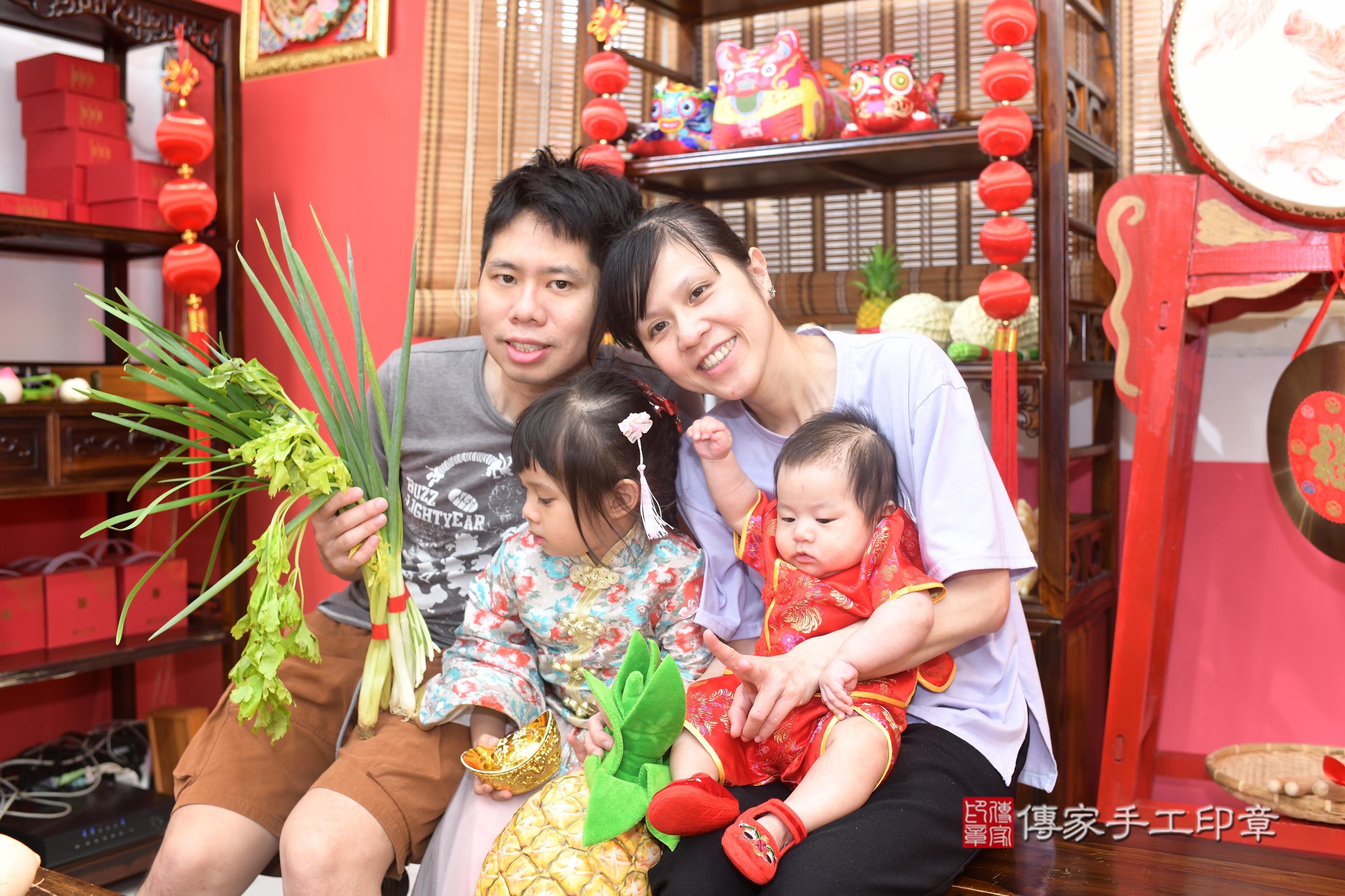 傳家手工印章高雄店、抓周、度脺、中國風會場、傳家嬰兒古禮、吉祥話、抓周道具物品24種、拍照。抓周證書。寶寶抓周、滿周歲、生日快樂、祝福