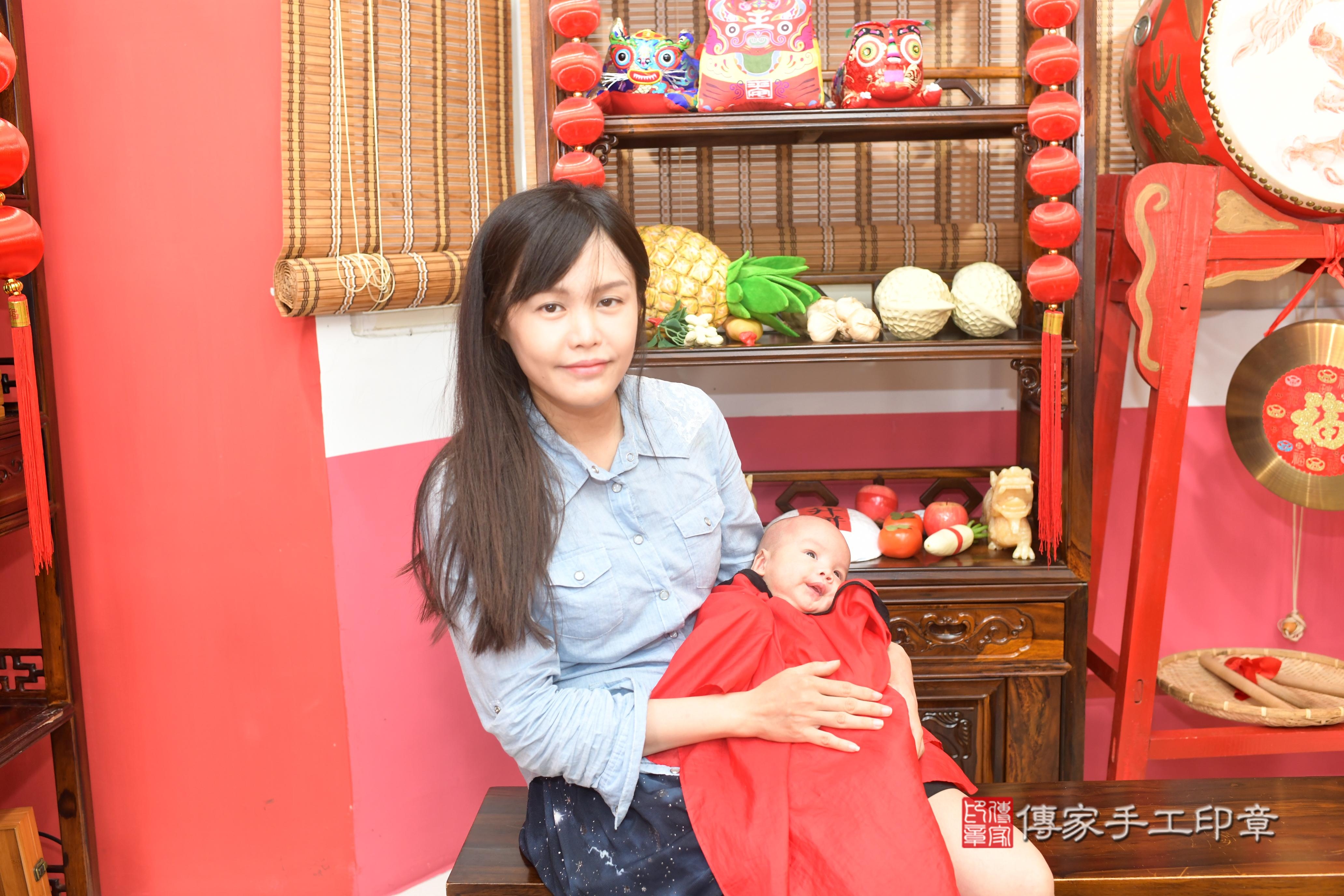 傳家手工印章高雄店、抓周、度脺、中國風會場、傳家嬰兒古禮、吉祥話、抓周道具物品24種、拍照。抓周證書。寶寶抓周、滿周歲、生日快樂、祝福