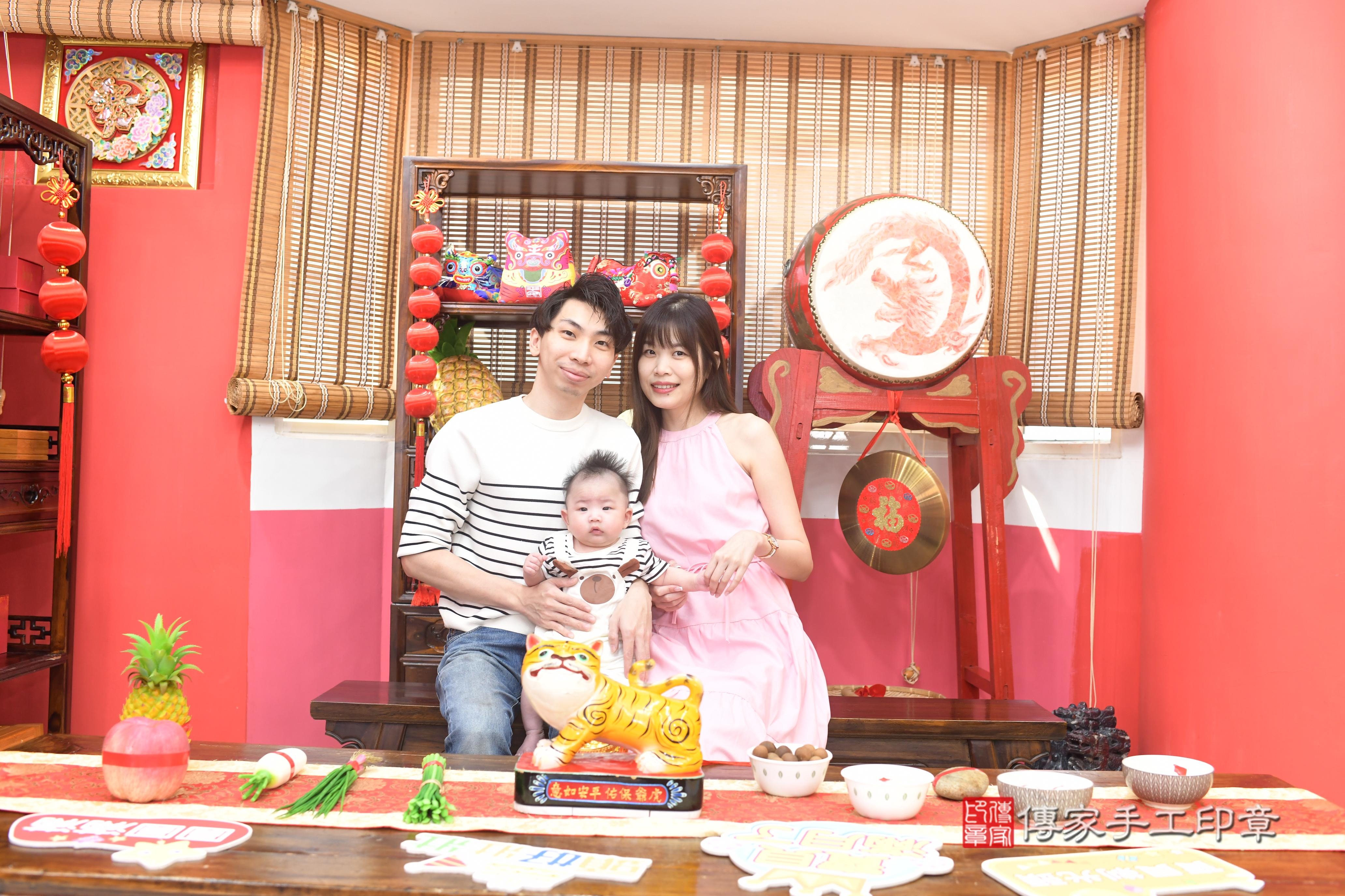 傳家手工印章高雄店、抓周、度脺、中國風會場、傳家嬰兒古禮、吉祥話、抓周道具物品24種、拍照。抓周證書。寶寶抓周、滿周歲、生日快樂、祝福